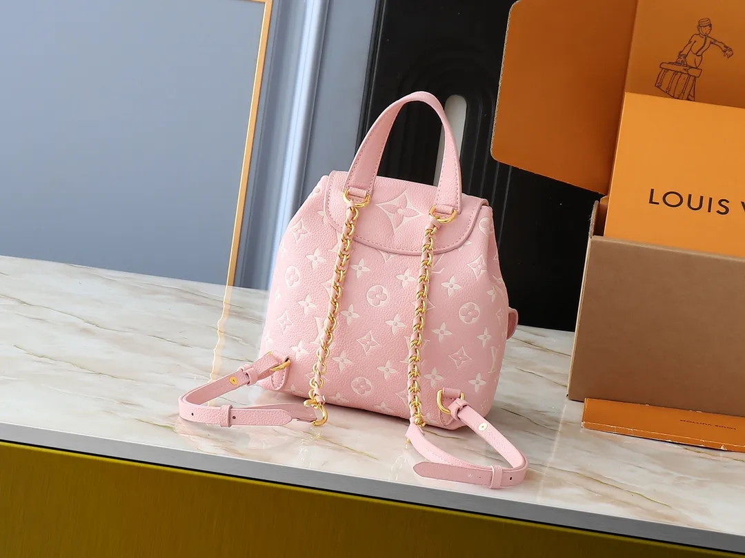💰260💰Upgraded from the original M12987 M47074 M47072 M47106 This Backup backpack reinterprets the fresh tones of the LV Milky Way series with soft touches, using Monogram Empreinte leather with elegant metal hardware. Multiple pockets designed to easily store large wallets and travel essentials. Dimensions: 20.0 x 22.0 x 14.0 cm (length x height x width)