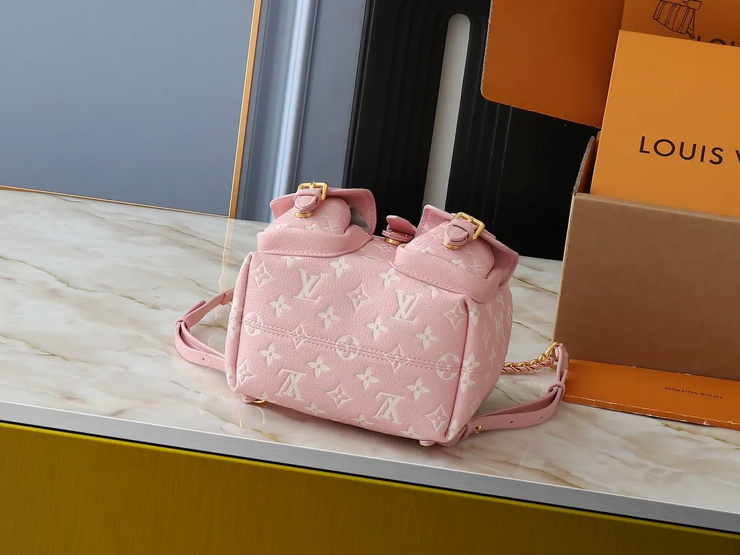 💰260💰Upgraded from the original M12987 M47074 M47072 M47106 This Backup backpack reinterprets the fresh tones of the LV Milky Way series with soft touches, using Monogram Empreinte leather with elegant metal hardware. Multiple pockets designed to easily store large wallets and travel essentials. Dimensions: 20.0 x 22.0 x 14.0 cm (length x height x width)