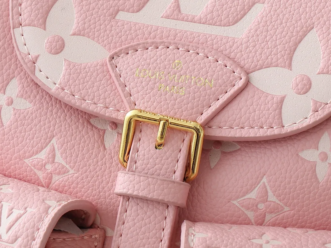 💰260💰Upgraded from the original M12987 M47074 M47072 M47106 This Backup backpack reinterprets the fresh tones of the LV Milky Way series with soft touches, using Monogram Empreinte leather with elegant metal hardware. Multiple pockets designed to easily store large wallets and travel essentials. Dimensions: 20.0 x 22.0 x 14.0 cm (length x height x width)