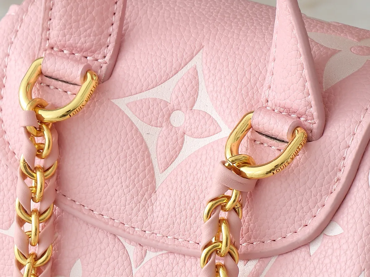 💰260💰Upgraded from the original M12987 M47074 M47072 M47106 This Backup backpack reinterprets the fresh tones of the LV Milky Way series with soft touches, using Monogram Empreinte leather with elegant metal hardware. Multiple pockets designed to easily store large wallets and travel essentials. Dimensions: 20.0 x 22.0 x 14.0 cm (length x height x width)