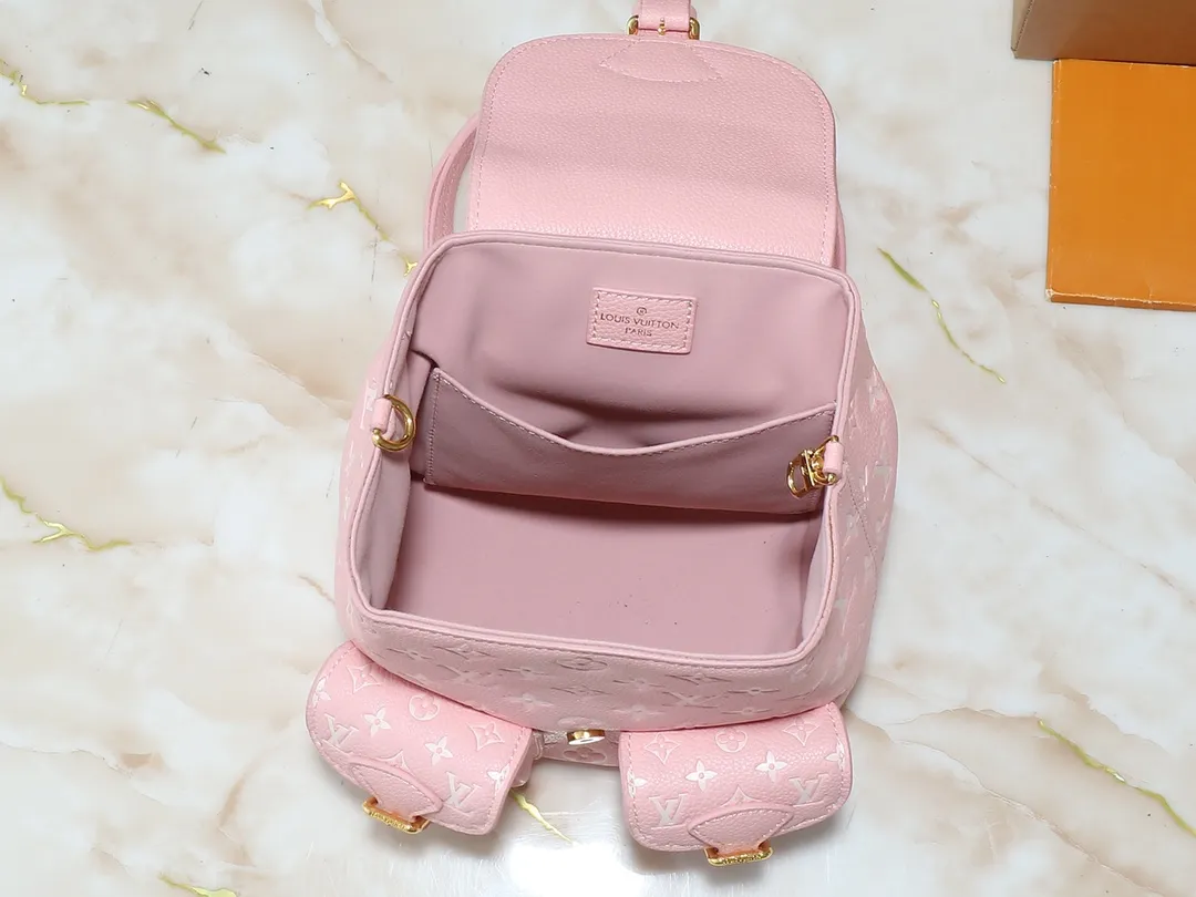 💰260💰Upgraded from the original M12987 M47074 M47072 M47106 This Backup backpack reinterprets the fresh tones of the LV Milky Way series with soft touches, using Monogram Empreinte leather with elegant metal hardware. Multiple pockets designed to easily store large wallets and travel essentials. Dimensions: 20.0 x 22.0 x 14.0 cm (length x height x width)