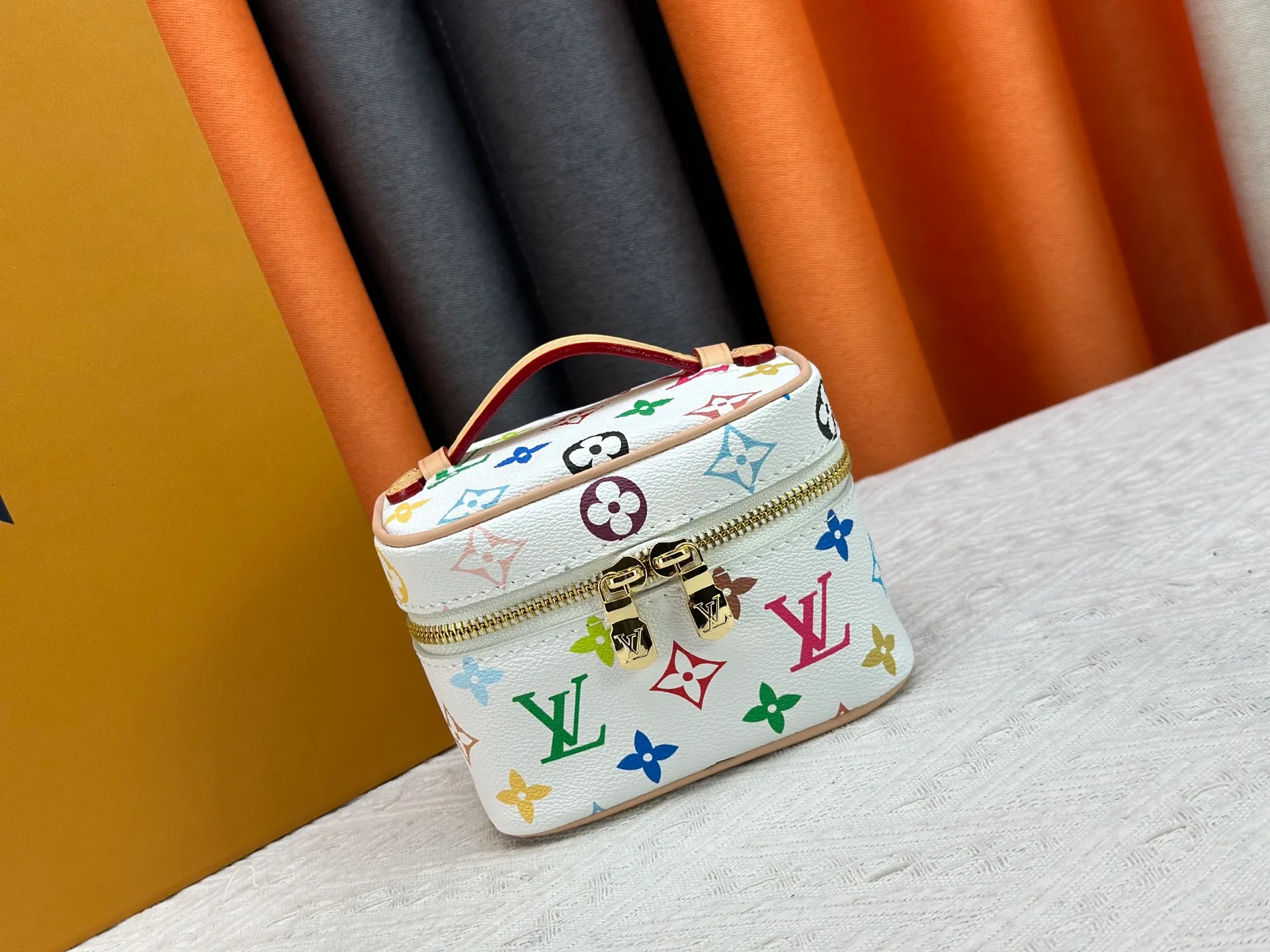 P220 Upgraded original M13747 M44495 M42265 M44936 M42263 lv Murakami Nice mini Nano cosmetic bag with Monogram printing and 33 colorful colors. In 2025, Murakami and LV jointly launched the white tricolor and black tricolor twelve pieces, which are very popular around the world and are loved by celebrities and celebrities. Dimensions: 14 x 10.2 x 8.5 (LxHxW)