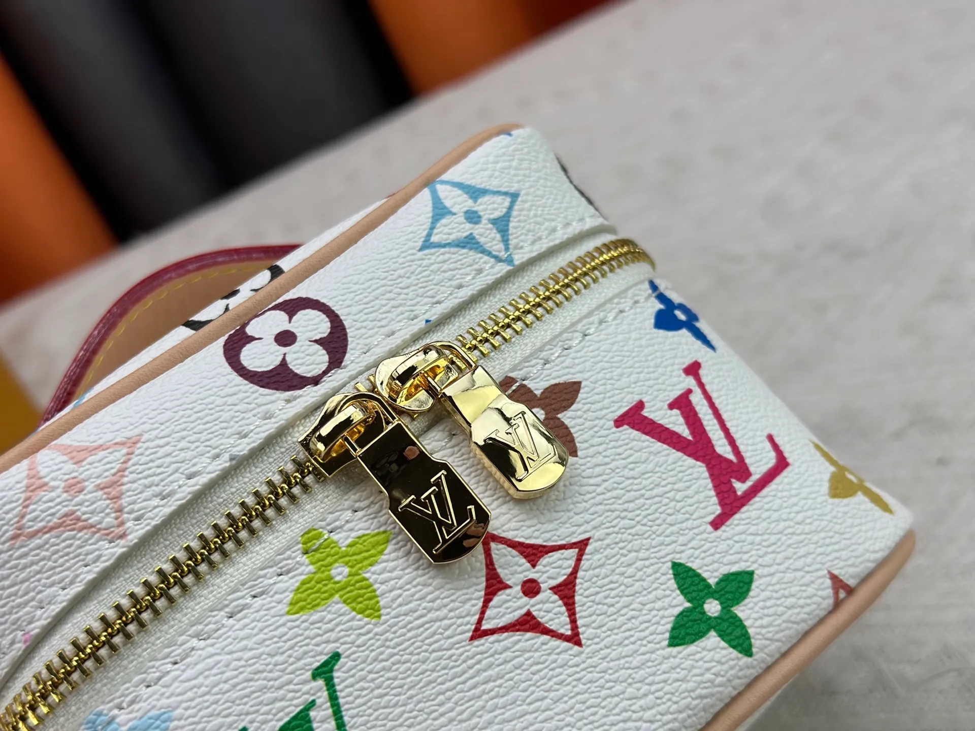P220 Upgraded original M13747 M44495 M42265 M44936 M42263 lv Murakami Nice mini Nano cosmetic bag with Monogram printing and 33 colorful colors. In 2025, Murakami and LV jointly launched the white tricolor and black tricolor twelve pieces, which are very popular around the world and are loved by celebrities and celebrities. Dimensions: 14 x 10.2 x 8.5 (LxHxW)