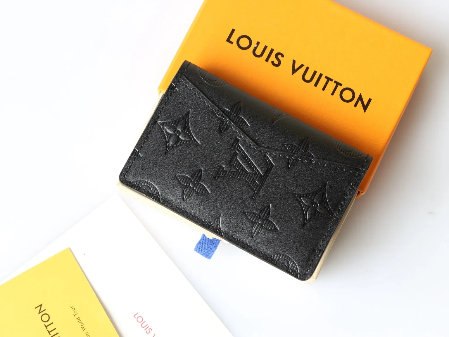 💰100 💎Top original version This pocket wallet renews the classic design with Monogram Shadow leather. The soft cowhide leather is embossed with Louis Vuitton's signature Monogram pattern, and the interior pocket and card compartment keep your essentials organized. Model: M81382 63144 Electronic printing Size: 8.0 x 11.0 x 1.0 cm