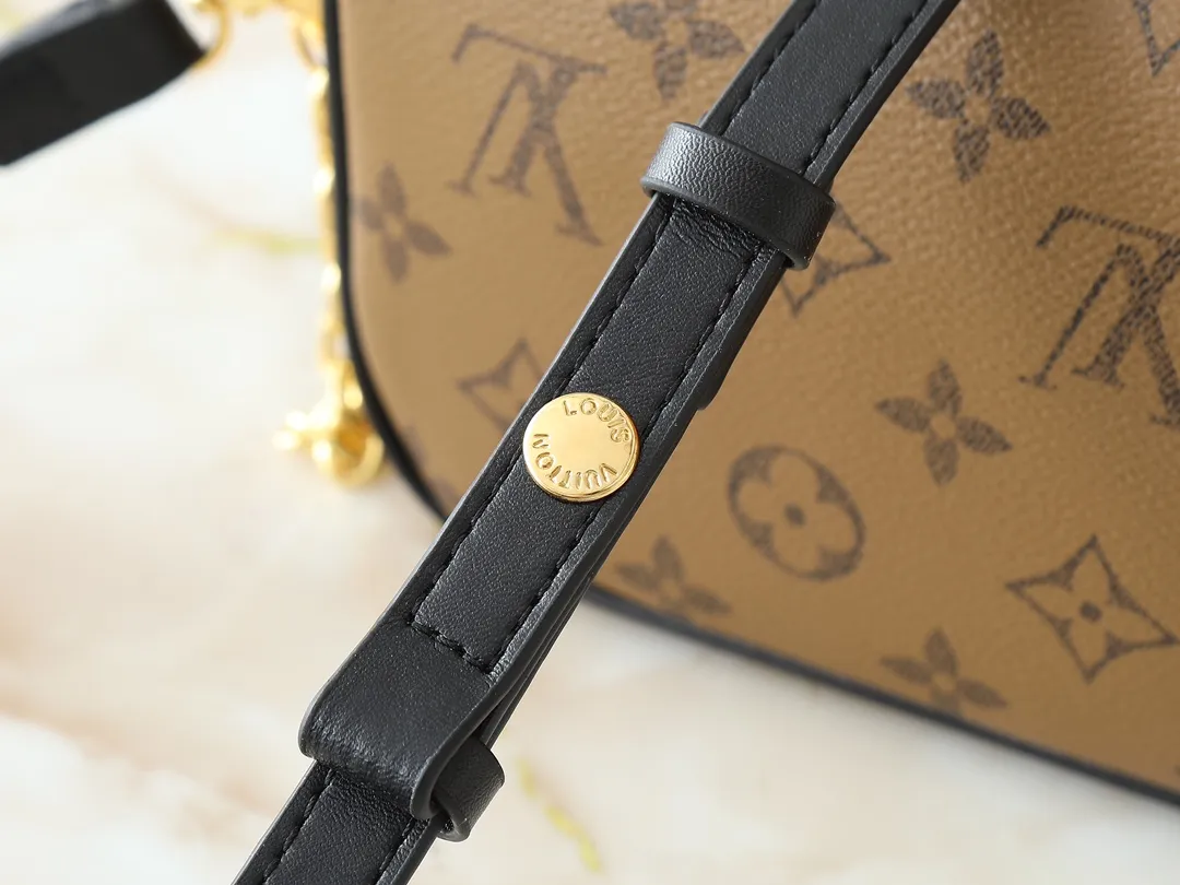 💰180💰Upgraded from the original M26587 M82211 M82210 M14225 M81911 This Wallet on Chain Ivy handbag is embossed with a large Monogram pattern on the surface of Monogram Empreinte grain leather, adding a trendy choice for daily travel and evening occasions. Cleverly using a short chain and a detachable and adjustable leather shoulder strap, it can be worn handheld, on the shoulder, or as a crossbody. Dimensions: 23.5 x 12.0 x 4.3 cm (length x height x width)