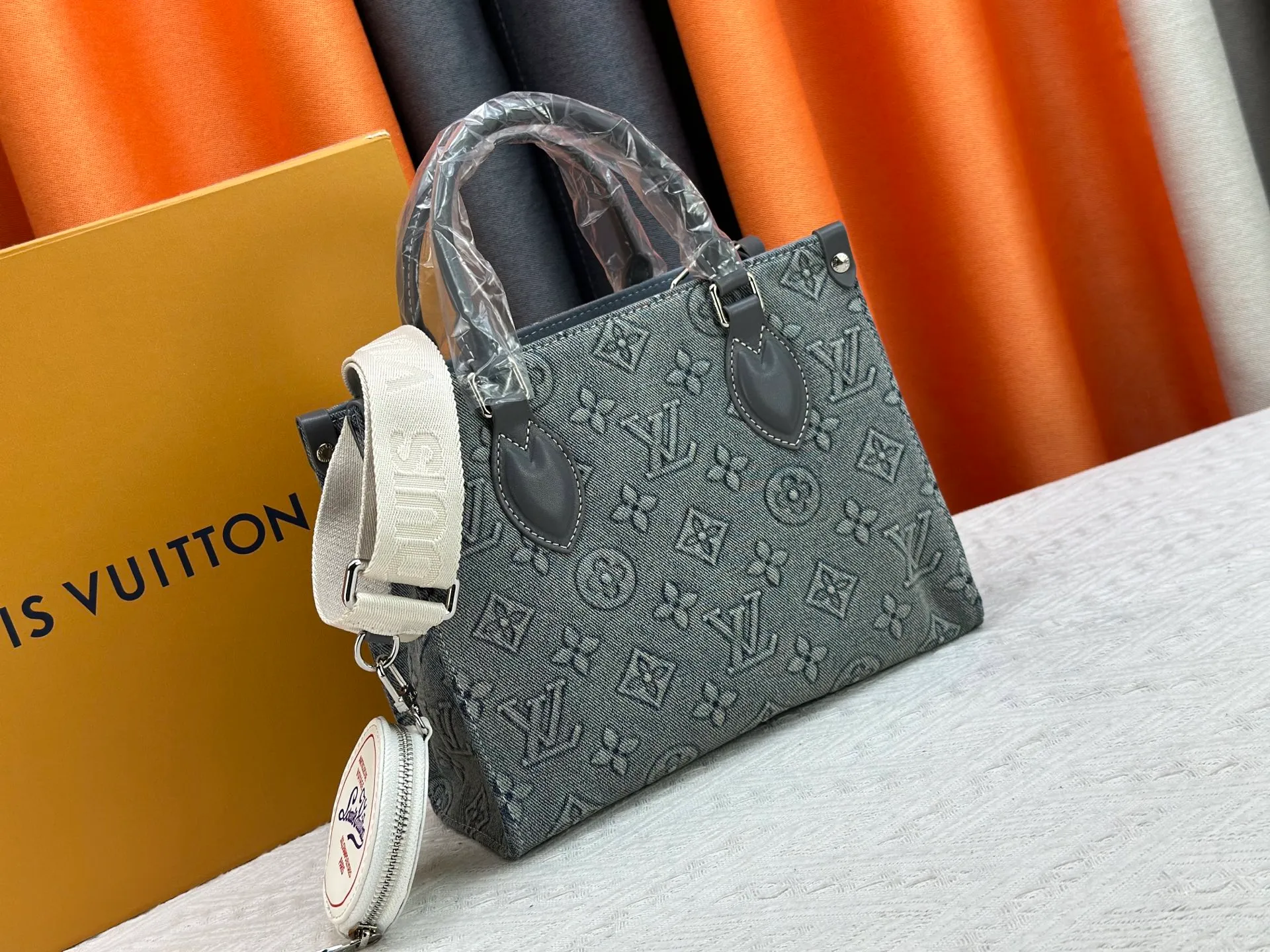 P320 Upgraded original M46373 This denim denim jacquard OnTheGo small handbag is combined with Monogram and Monogram Reverse canvas, and the Monogram Giant pattern is embellished on it. The Toron handle and the jacquard textured shoulder strap decorated with the brand's logo create a visual contrast, and the detachable coin bag is suitable for storing change or small items. It combines fashionable charm with various functions, making it a good daily companion. 25.0 x 19.0 x 11.5 cm (length x height x width)