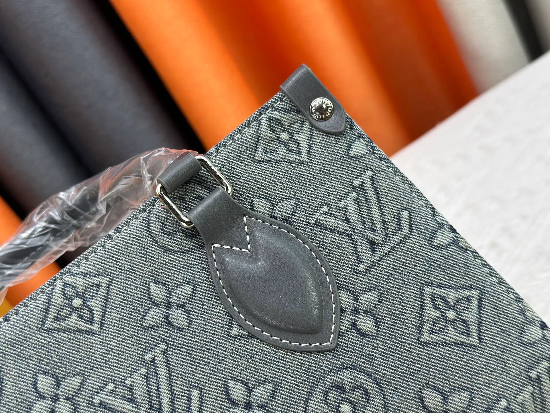 P320 Upgraded original M46373 This denim denim jacquard OnTheGo small handbag is combined with Monogram and Monogram Reverse canvas, and the Monogram Giant pattern is embellished on it. The Toron handle and the jacquard textured shoulder strap decorated with the brand's logo create a visual contrast, and the detachable coin bag is suitable for storing change or small items. It combines fashionable charm with various functions, making it a good daily companion. 25.0 x 19.0 x 11.5 cm (length x height x width)
