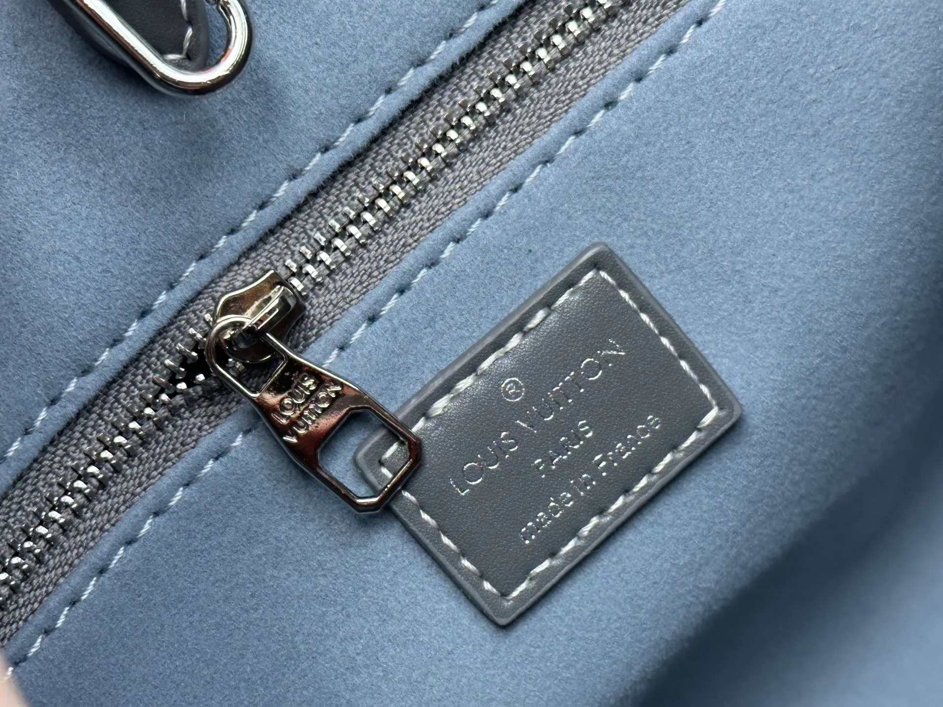 P320 Upgraded original M46373 This denim denim jacquard OnTheGo small handbag is combined with Monogram and Monogram Reverse canvas, and the Monogram Giant pattern is embellished on it. The Toron handle and the jacquard textured shoulder strap decorated with the brand's logo create a visual contrast, and the detachable coin bag is suitable for storing change or small items. It combines fashionable charm with various functions, making it a good daily companion. 25.0 x 19.0 x 11.5 cm (length x height x width)
