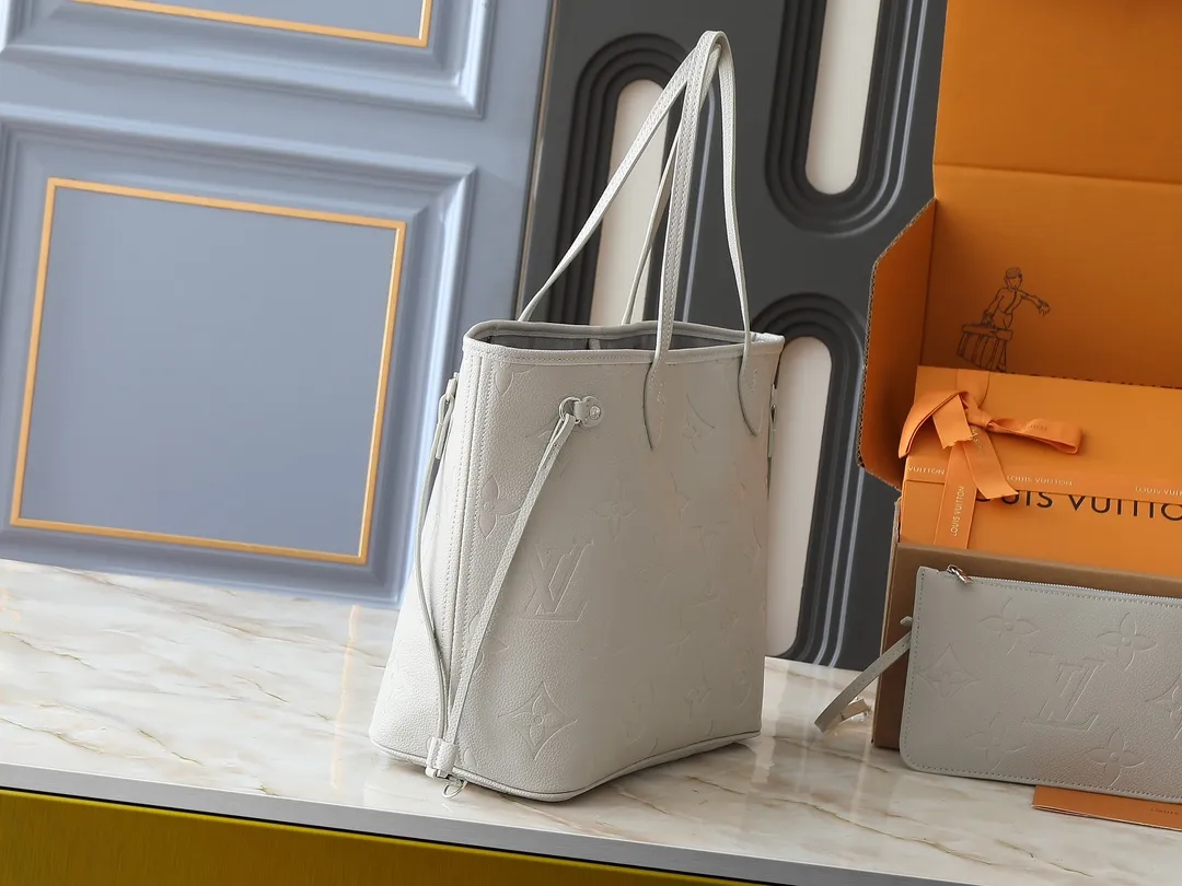 💰200💰Upgraded from the original M13758 M14210 M45686 M46649 M58907 M46329 M21579 M45685 M46676 M40995 This Neverfull medium handbag uses embossing and printing processes to depict the Monogram pattern on the cow leather. Tighten the side straps and the tote instantly transforms into an elegant urban handbag; the long handle makes it easy to carry over the shoulder or elbow. 31.0 x 28.0 x 14.0 cm (length x height x width)