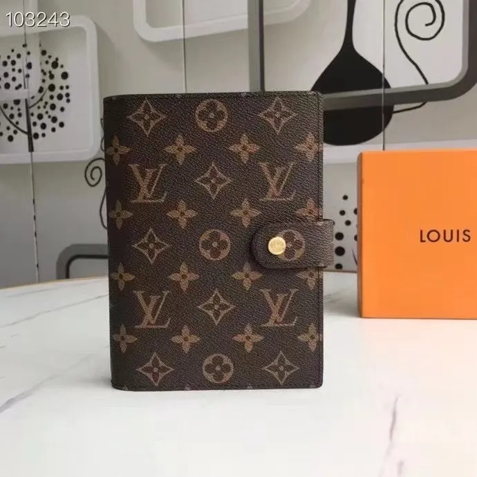 💰 150 hot sale, model number M20004❤️This small notepad cover is made of Monogram canvas. It can hold three credit cards and can also be used as an address book, notebook or calendar. 14 cm
