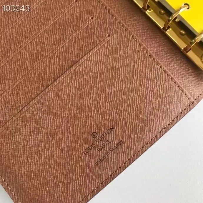💰 150 hot sale, model number M20004❤️This small notepad cover is made of Monogram canvas. It can hold three credit cards and can also be used as an address book, notebook or calendar. 14 cm