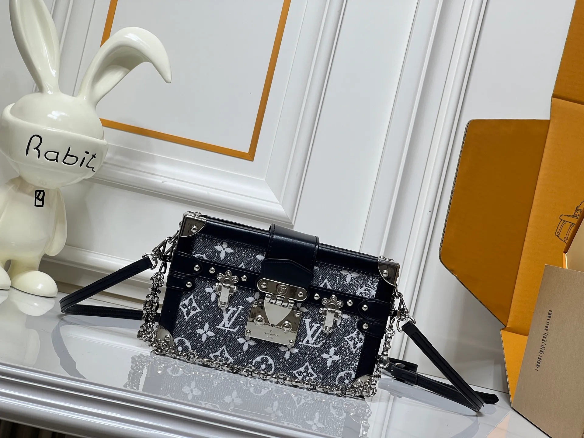 Batch 320💰Exclusive background Upgraded original M86286 M21462 This Petite Malle handbag from the 2023 early spring series was jointly created by women's artistic director Nicolas Ghesquière and Grace Coddington. The Catogram decorative design is particularly charming. Made of classic Monogram canvas fabric, equipped with detachable shoulder straps and classic S-shaped buckles, it is elegant and practical.      20.0 x 12.5 x 5.0 cm (length x height x width)