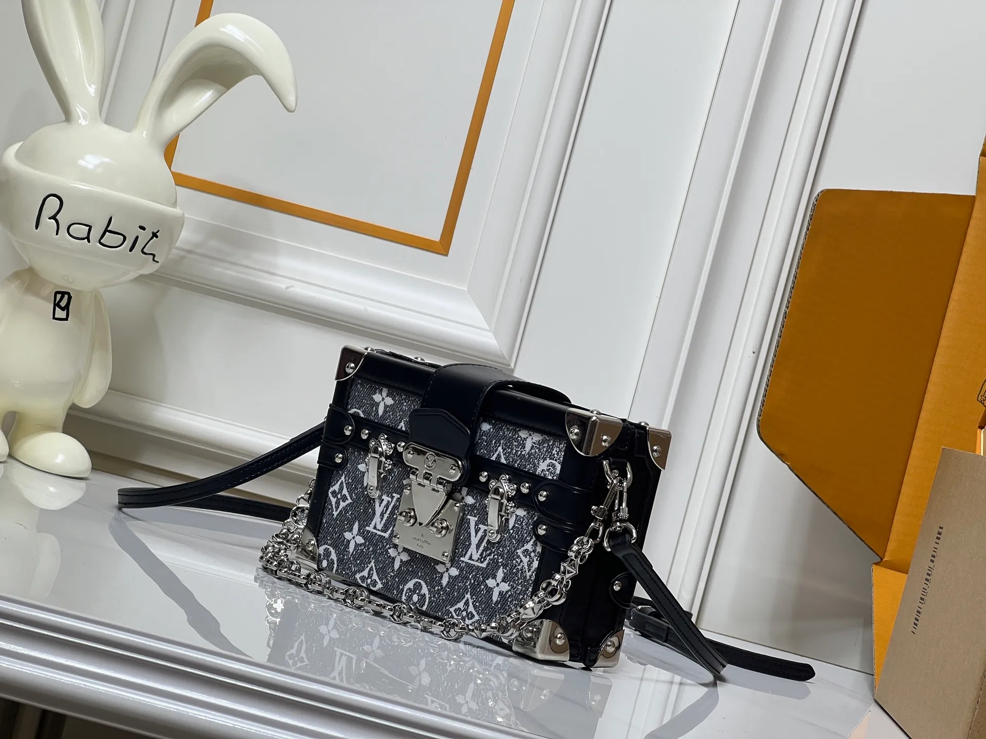 Batch 320💰Exclusive background Upgraded original M86286 M21462 This Petite Malle handbag from the 2023 early spring series was jointly created by women's artistic director Nicolas Ghesquière and Grace Coddington. The Catogram decorative design is particularly charming. Made of classic Monogram canvas fabric, equipped with detachable shoulder straps and classic S-shaped buckles, it is elegant and practical.      20.0 x 12.5 x 5.0 cm (length x height x width)
