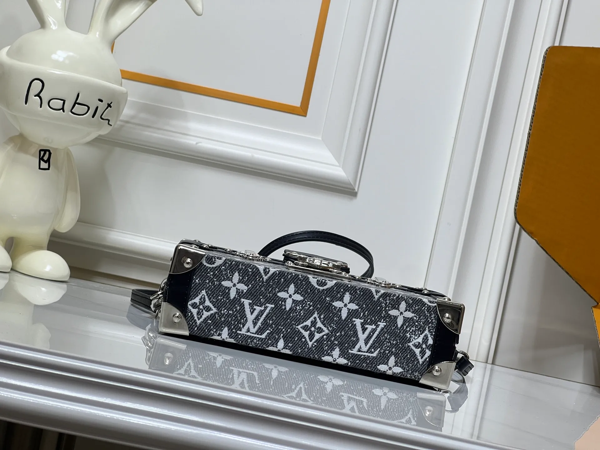 Batch 320💰Exclusive background Upgraded original M86286 M21462 This Petite Malle handbag from the 2023 early spring series was jointly created by women's artistic director Nicolas Ghesquière and Grace Coddington. The Catogram decorative design is particularly charming. Made of classic Monogram canvas fabric, equipped with detachable shoulder straps and classic S-shaped buckles, it is elegant and practical.      20.0 x 12.5 x 5.0 cm (length x height x width)