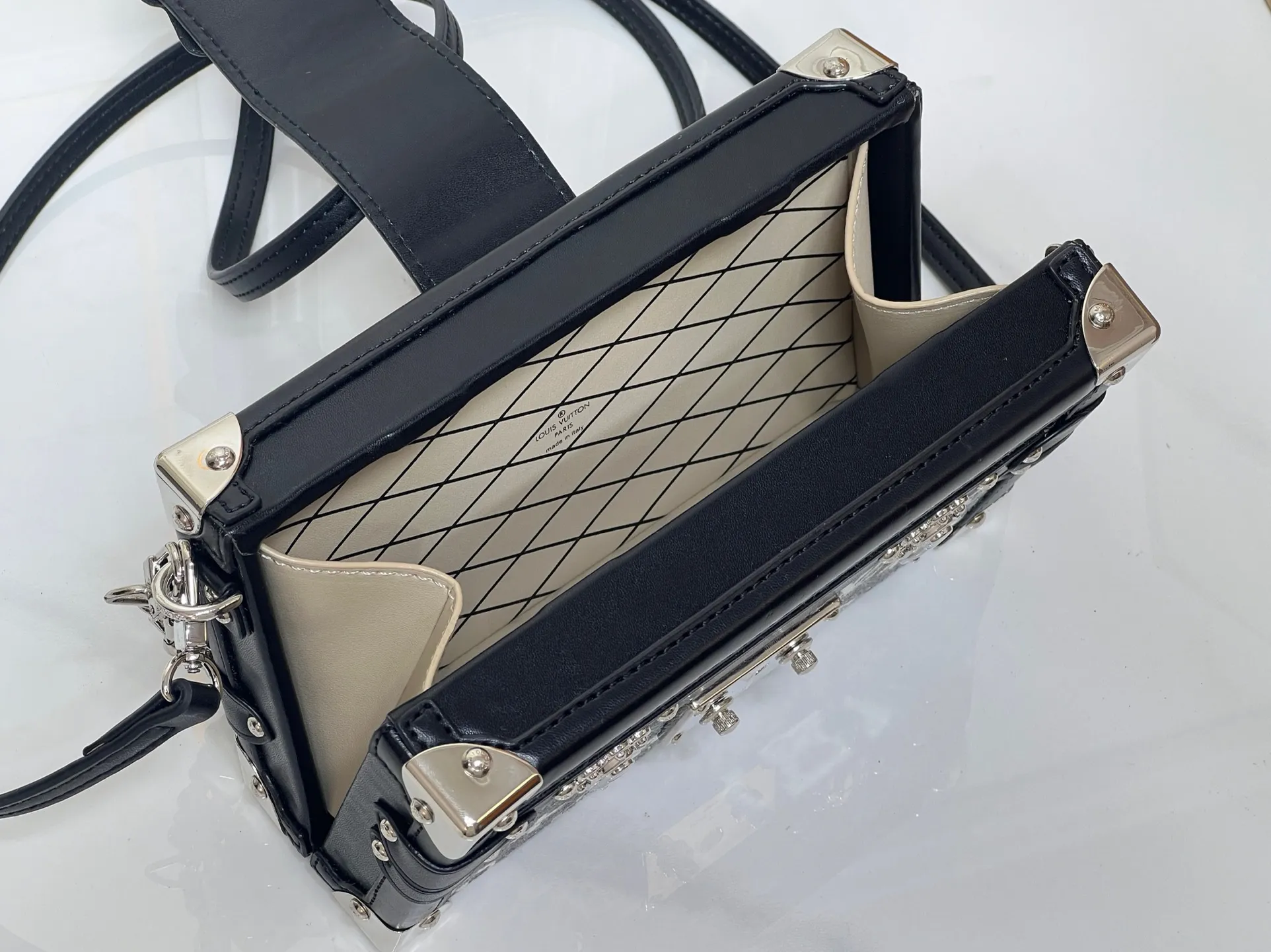 Batch 320💰Exclusive background Upgraded original M86286 M21462 This Petite Malle handbag from the 2023 early spring series was jointly created by women's artistic director Nicolas Ghesquière and Grace Coddington. The Catogram decorative design is particularly charming. Made of classic Monogram canvas fabric, equipped with detachable shoulder straps and classic S-shaped buckles, it is elegant and practical.      20.0 x 12.5 x 5.0 cm (length x height x width)