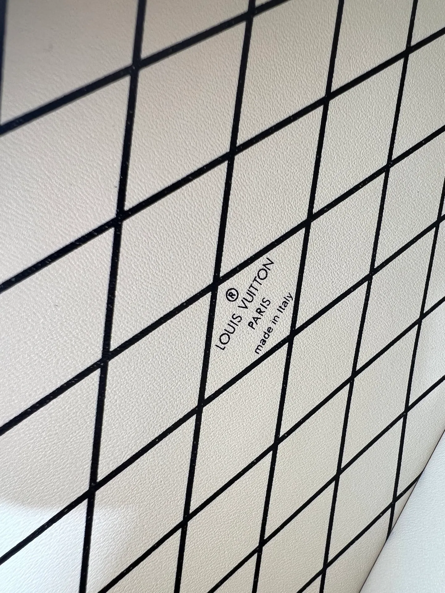 Batch 320💰Exclusive background Upgraded original M86286 M21462 This Petite Malle handbag from the 2023 early spring series was jointly created by women's artistic director Nicolas Ghesquière and Grace Coddington. The Catogram decorative design is particularly charming. Made of classic Monogram canvas fabric, equipped with detachable shoulder straps and classic S-shaped buckles, it is elegant and practical.      20.0 x 12.5 x 5.0 cm (length x height x width)
