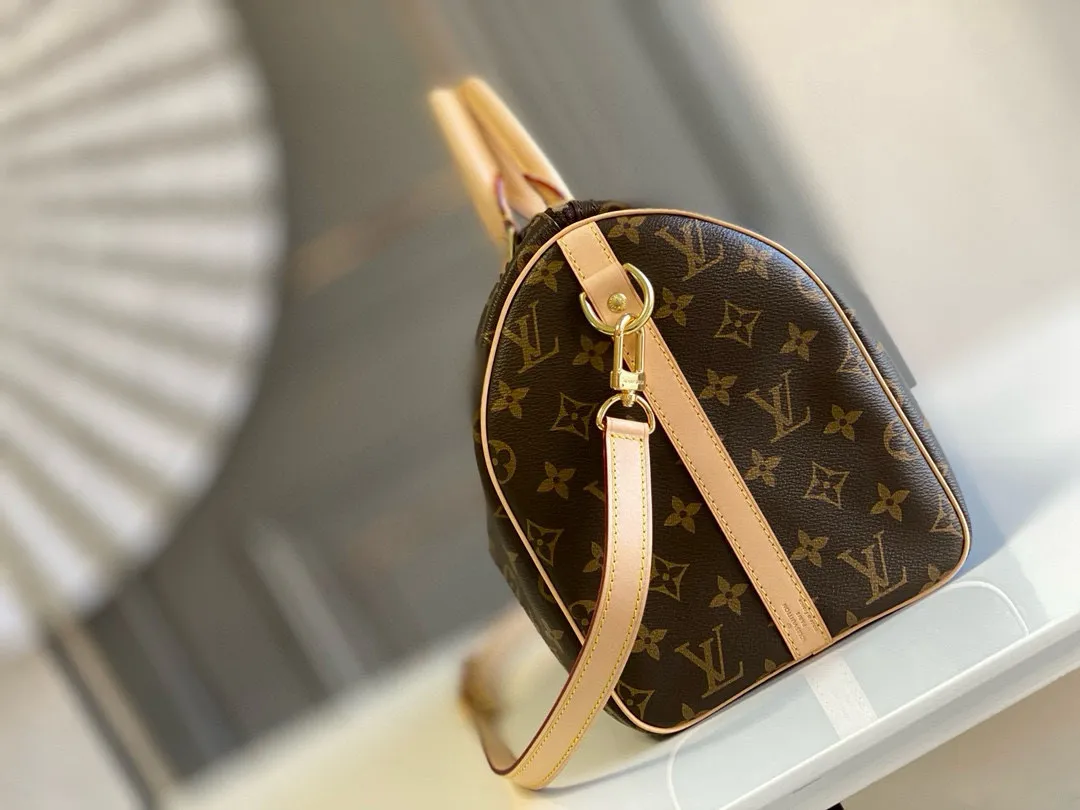 💰800 Top original M41112 SPEEDY 30 handbag (with shoulder strap) Every feature of this Speedy handbag is classic: leather handle, Monogram canvas. No wonder it has become a particularly popular bag in the world. Originally designed for travelers in 1930 (its name pays homage to the high-speed traffic of the time) with a cross-body strap, the Speedy 30 has become the ideal urban bag today - soft, lightweight and classic. Features 30 x 21 x 17 cm (Length Shoulder strap: removable, adjustable Half-length strap: 48.0 cm Half-length strap adjustable to: 55.0 cm Handle: double handle