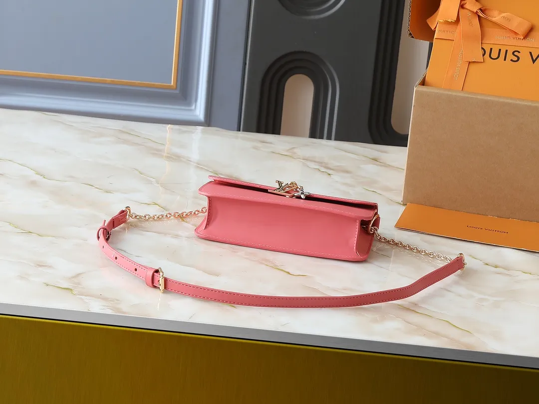 💰240💰Upgraded from the original M14564 M14547 M14581 M14548 This Wallet On Chain handbag is from the Louis Vuitton LV Bloom series. It is cut from cow leather in a fashionable and practical configuration. It's decorated with embellishments inspired by the brand's iconic Monogram pattern. There's plenty of space to store a smartphone, and contrasting metal hardware adds an elegant touch. Dimensions: 20.0 x 11.5 x 4.0 cm (length x height x width)