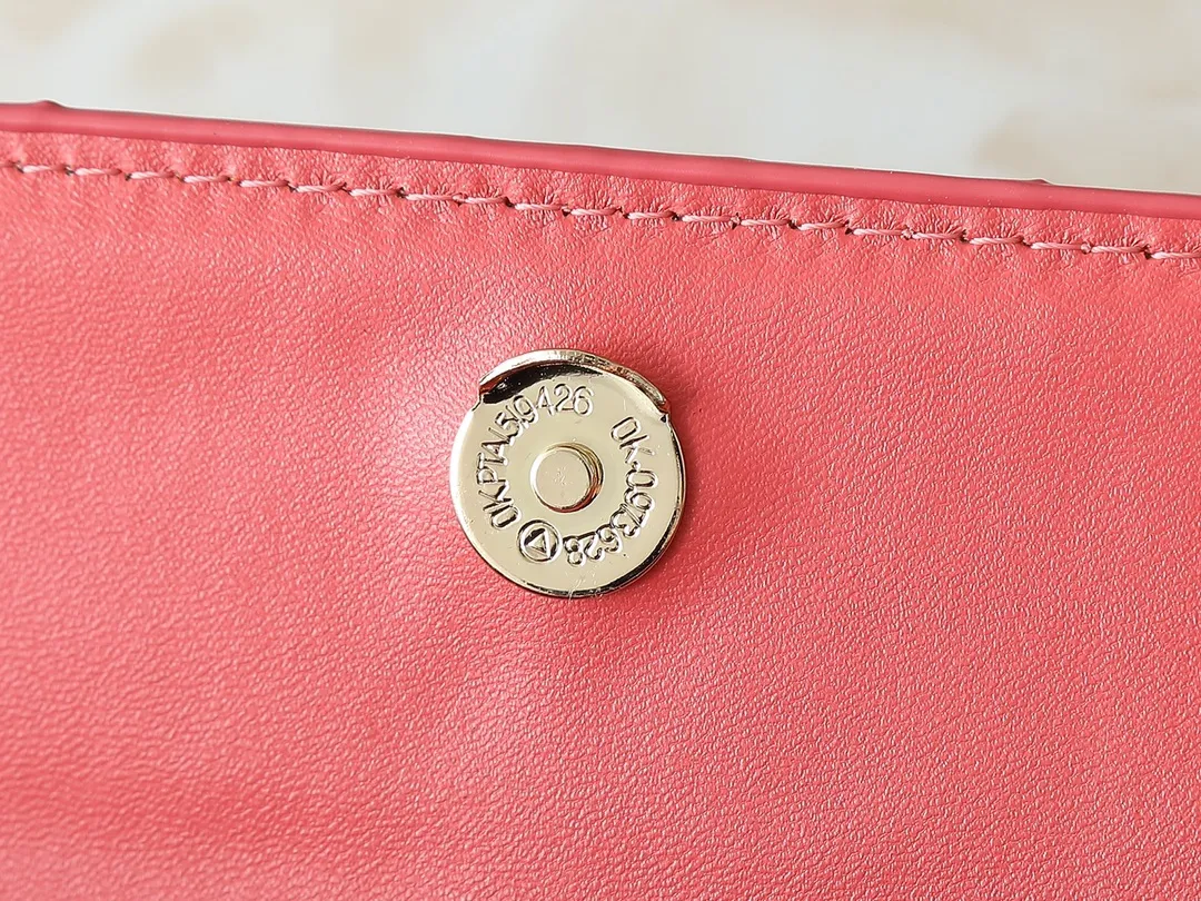 💰240💰Upgraded from the original M14564 M14547 M14581 M14548 This Wallet On Chain handbag is from the Louis Vuitton LV Bloom series. It is cut from cow leather in a fashionable and practical configuration. It's decorated with embellishments inspired by the brand's iconic Monogram pattern. There's plenty of space to store a smartphone, and contrasting metal hardware adds an elegant touch. Dimensions: 20.0 x 11.5 x 4.0 cm (length x height x width)