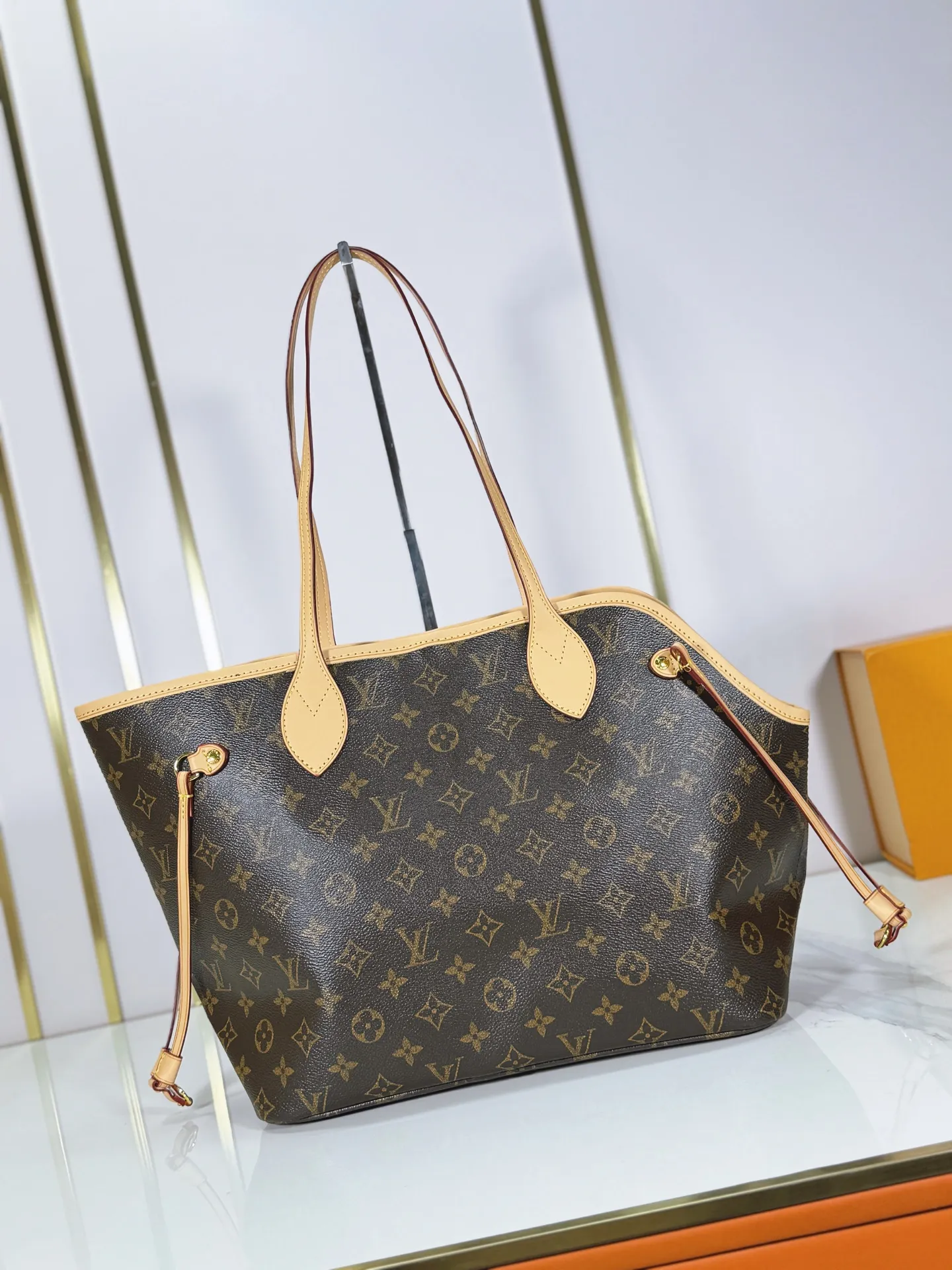 P240 M27787 M27839 New version Upgraded original version This Neverfull medium handbag is drawn from the Louis Vuitton x Takashi Murakami reissue series. It uses colorful Monogram coated canvas to create a delicate configuration, and cleverly reinterprets the brand's classic elements with the smart style of Japanese artist Takashi Murakami. The tote bag has straps on both sides that can be tightened or stretched to create a unique look. The slim handle makes it easy to carry over the shoulder or elbow, and the removable zipper bag can be used as a clutch or pocket.  28 x 14 x 31 cm (height x width x length)