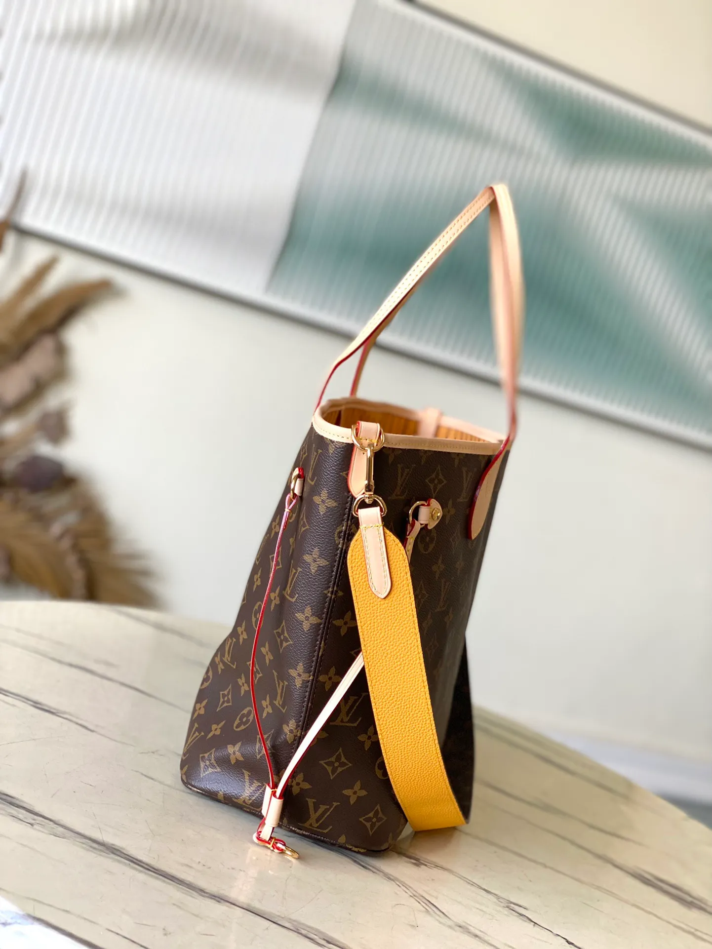 💰1000 Top Original Order M11947 Yellow As one of the classic designs, the Neverfull Bandouliere Inside Out Medium No Handbag is made of Monogram canvas and striped fabric, with a double-sided design to highlight the trendy new ideas. The detachable shoulder strap makes it easy to carry across the body, and can also be transformed into a Hobo handbag through the side hook. Dimensions: 31 × 28 × 14 cm