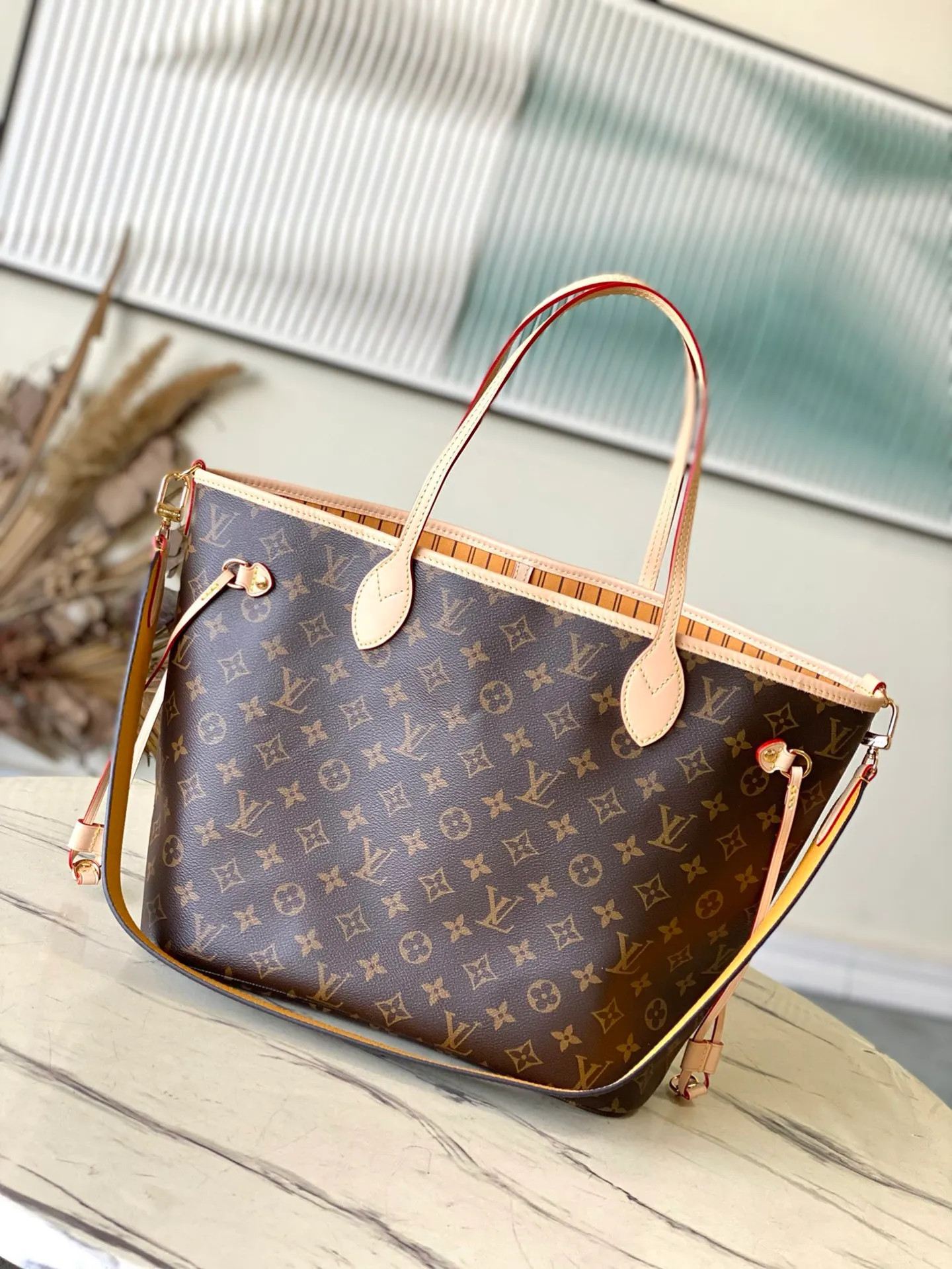 💰1000 Top Original Order M11947 Yellow As one of the classic designs, the Neverfull Bandouliere Inside Out Medium No Handbag is made of Monogram canvas and striped fabric, with a double-sided design to highlight the trendy new ideas. The detachable shoulder strap makes it easy to carry across the body, and can also be transformed into a Hobo handbag through the side hook. Dimensions: 31 × 28 × 14 cm