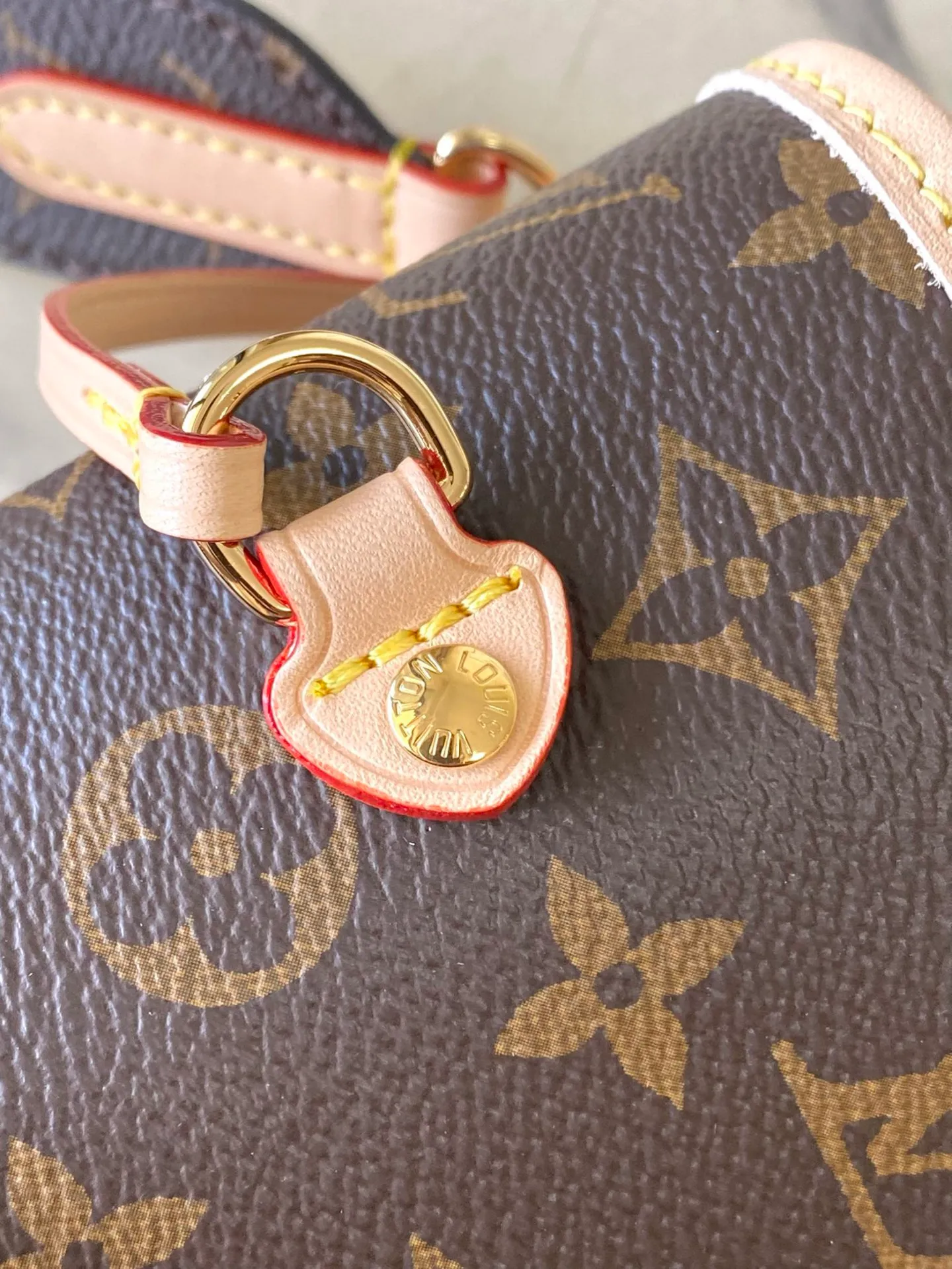 💰1000 Top Original Order M11947 Yellow As one of the classic designs, the Neverfull Bandouliere Inside Out Medium No Handbag is made of Monogram canvas and striped fabric, with a double-sided design to highlight the trendy new ideas. The detachable shoulder strap makes it easy to carry across the body, and can also be transformed into a Hobo handbag through the side hook. Dimensions: 31 × 28 × 14 cm