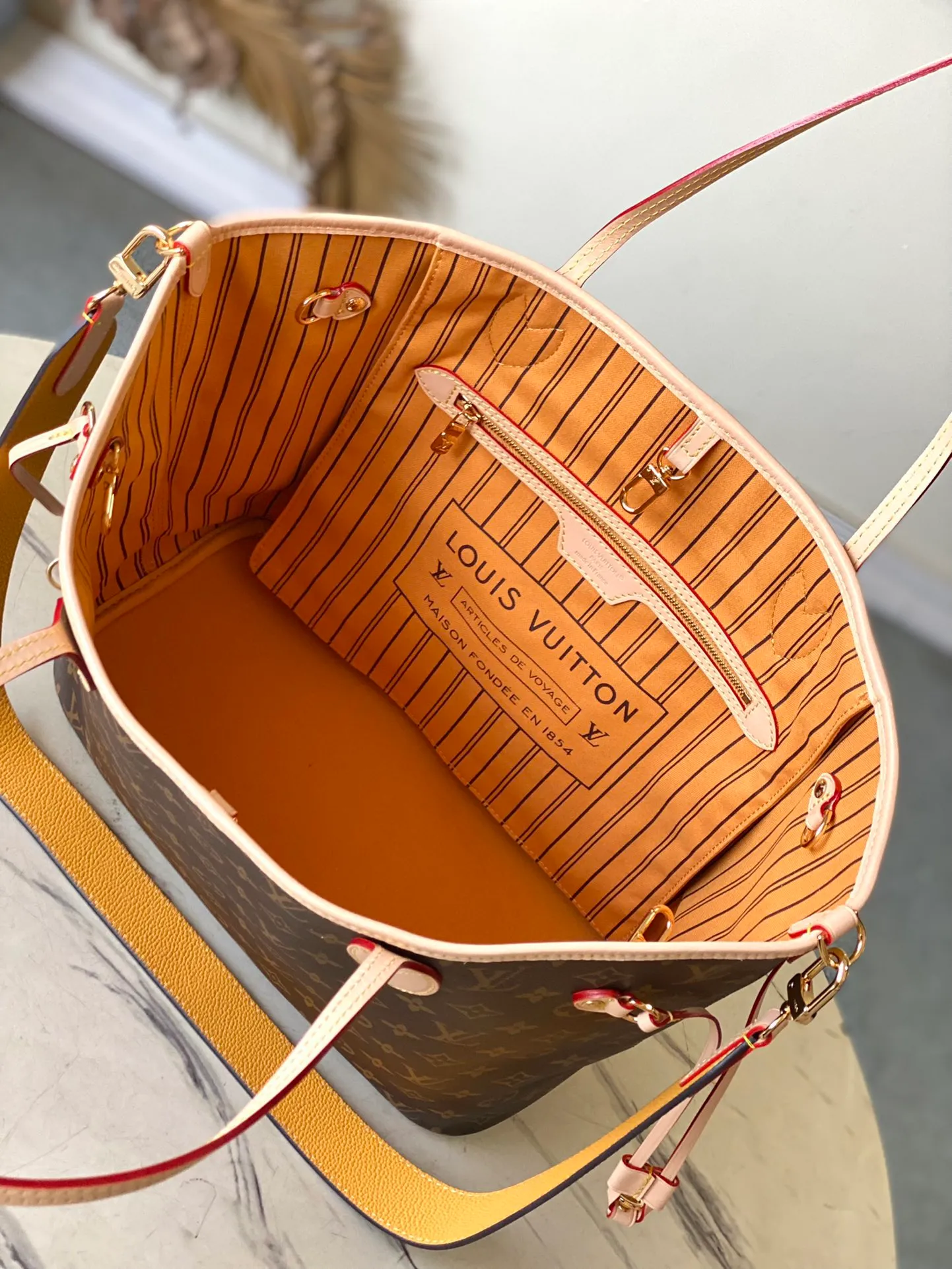 💰1000 Top Original Order M11947 Yellow As one of the classic designs, the Neverfull Bandouliere Inside Out Medium No Handbag is made of Monogram canvas and striped fabric, with a double-sided design to highlight the trendy new ideas. The detachable shoulder strap makes it easy to carry across the body, and can also be transformed into a Hobo handbag through the side hook. Dimensions: 31 × 28 × 14 cm