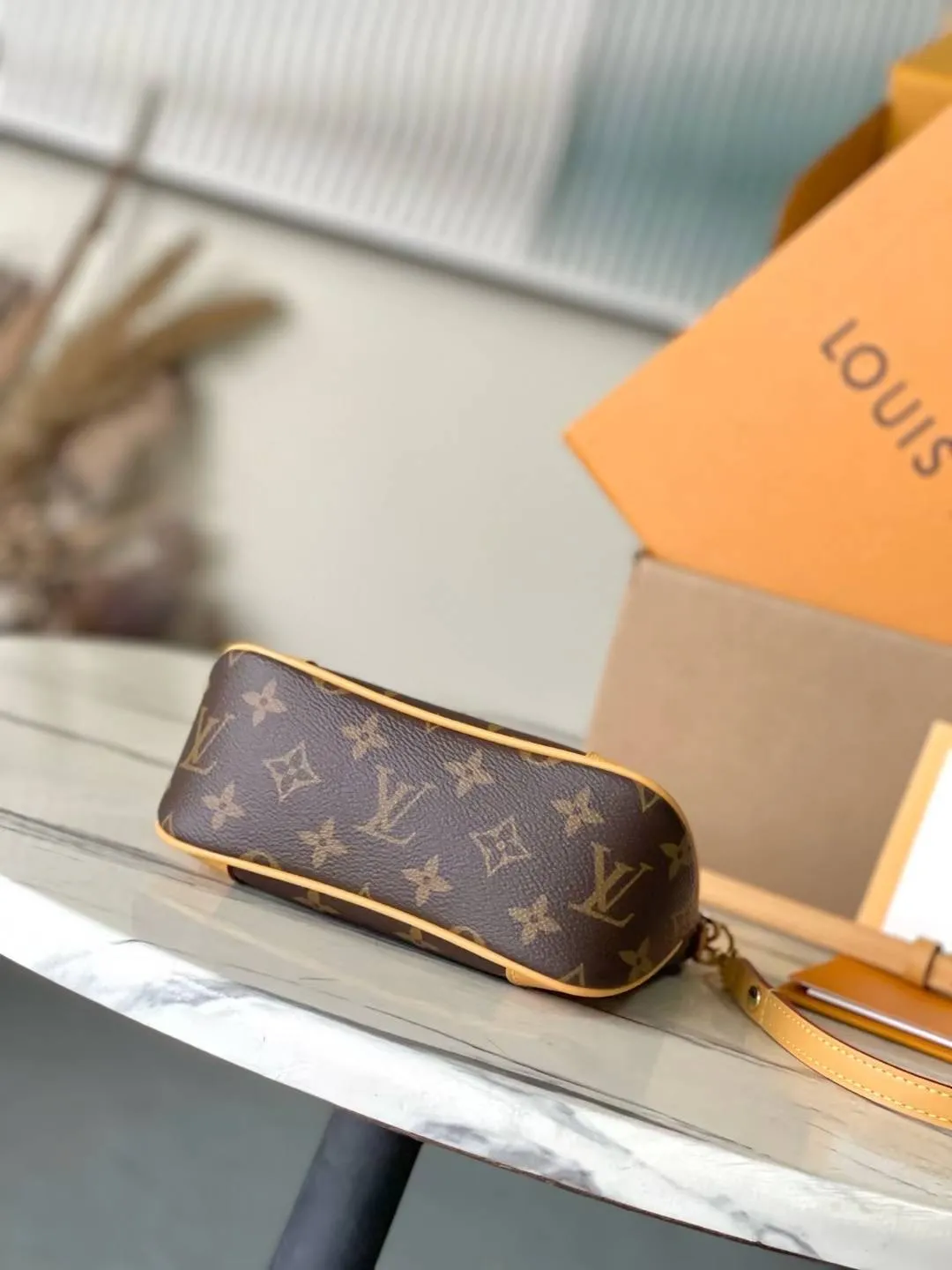 💰740 Top original order M25519 This Nano Boulogne handbag uses classic Monogram canvas to pay tribute to the brand heritage, and then uses contrasting leather trim to highlight the new season design. The compact shape makes it easy to carry with you day and night, and the detachable metal chain allows for flexible carrying. Dimensions: 19 × 13 × 8 cm