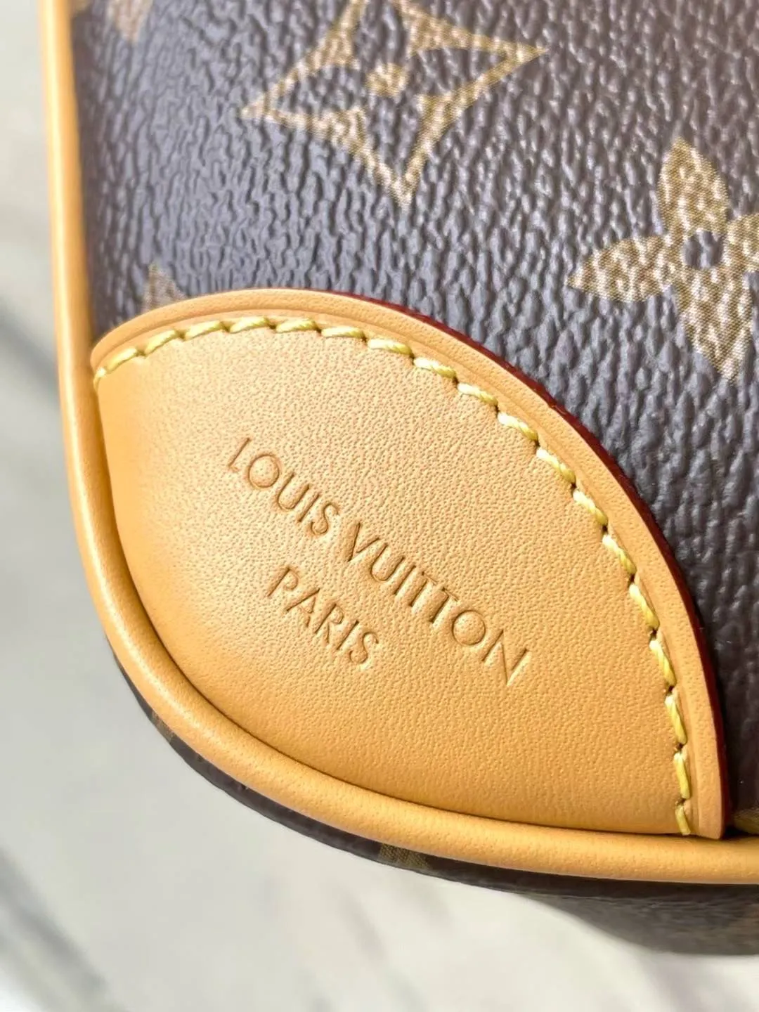 💰740 Top original order M25519 This Nano Boulogne handbag uses classic Monogram canvas to pay tribute to the brand heritage, and then uses contrasting leather trim to highlight the new season design. The compact shape makes it easy to carry with you day and night, and the detachable metal chain allows for flexible carrying. Dimensions: 19 × 13 × 8 cm