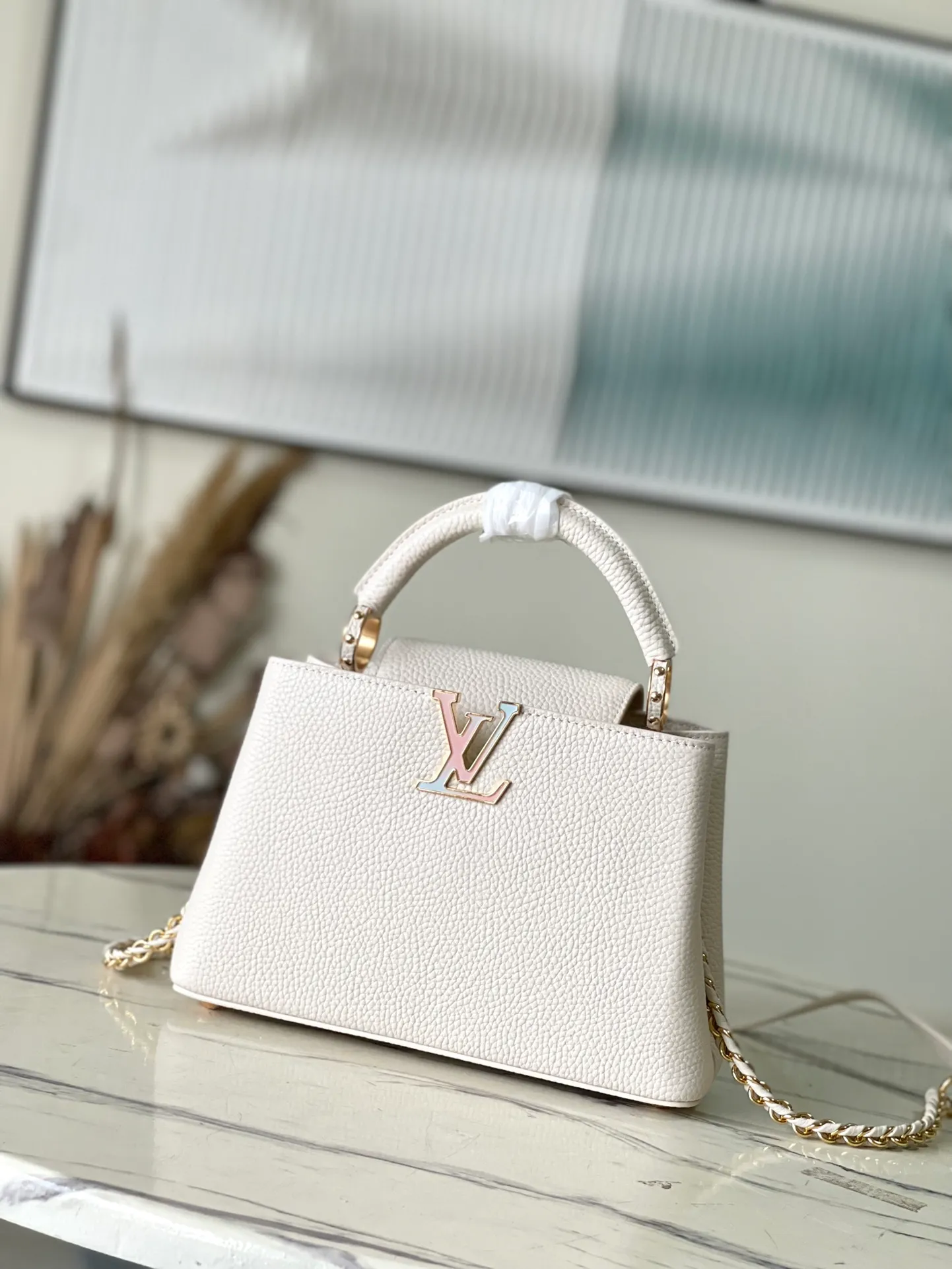 💰2360 (special grade original leather) M23082/M48865 Chinese Valentine's Day limited edition. This Capucines handbag is from the Milky Way series. It is an exclusive hard-working gift for Valentine's Day. Taurillon leather is dipped in soft tones. The dazzling light and rainbow gradient of the metal parts provide an elegant contrast. The detachable chain and leather shoulder strap are convenient for shoulder or cross-body wear. Size: 27 * 18 * 9 cm