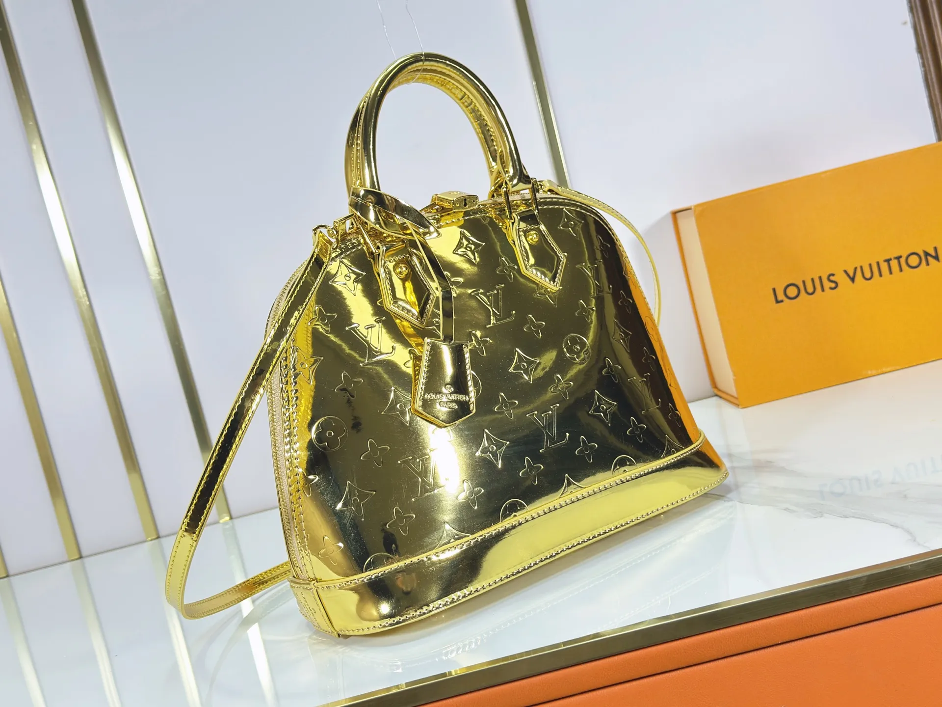 P260 upgraded original M26335 M53152 M53151 This large Alma handbag highlights the style of the LV Ski series with this season's technical details. The Monogram Miroir weather-resistant canvas surface is dip-dyed in Silver tones and paired with matching hardware for a dazzling look. Inject retro-futuristic style into any outfit. An LV logo padlock and removable shoulder strap complete the look. Dimensions: 32.0 x 24.0 x 15.0 (cm) ((length x height x width)