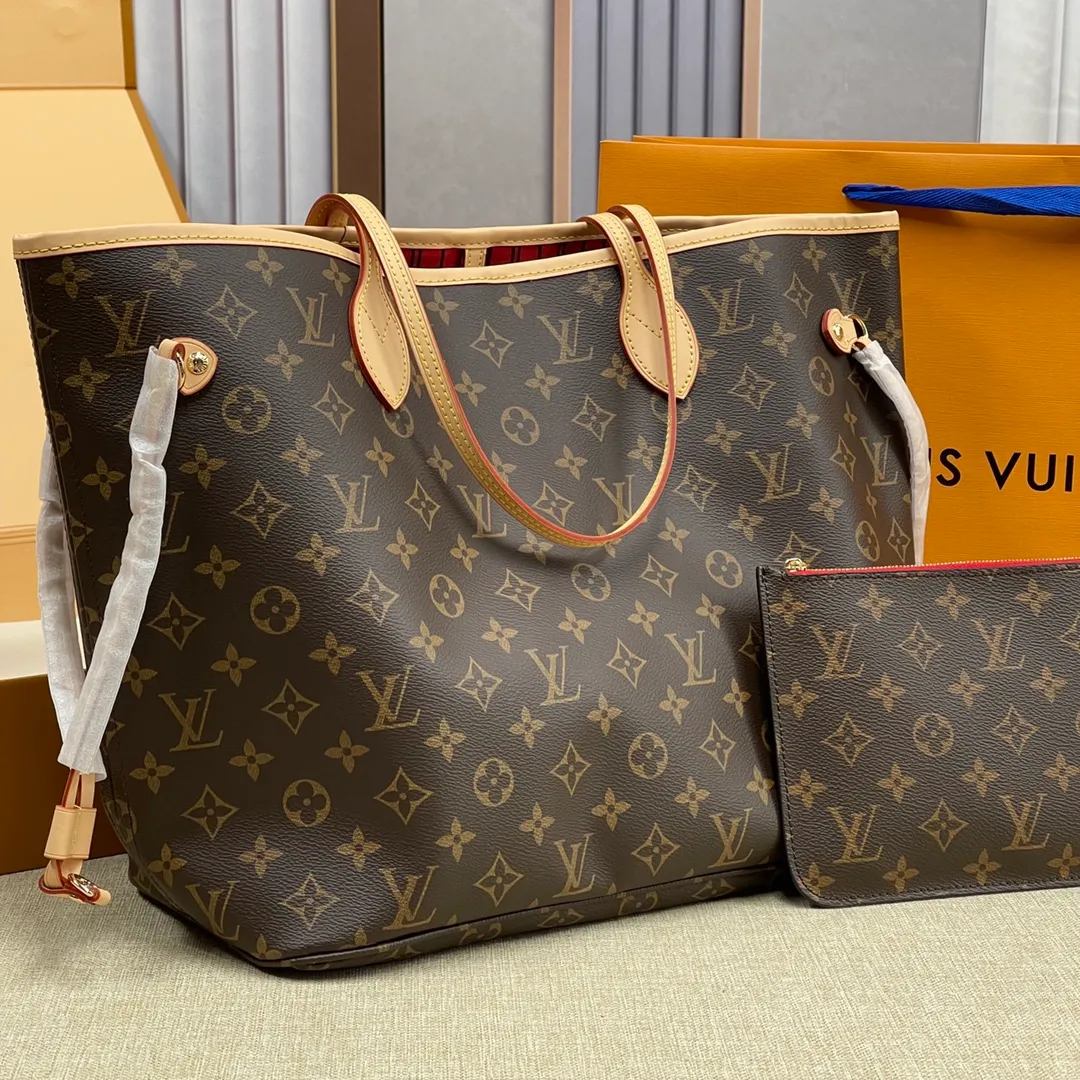 [Upgraded version] P500💰M41177♦️Upgraded version🔔💝with complete packaging🐶 (Laohua/Hongli) NEVERFULL medium handbag Louis Vuitton’s new interpretation of the Neverfull classic handbag, explore the exquisite details inside the bag. Redesigned interior pockets feature fresh fabric linings and vintage details inspired by the Louis Vuitton archives, most notably the detachable zippered clutch, which can be used on its own as a sophisticated clutch or as an additional pocket. Bright lining tones add a more lively feel to Monogram's classic canvas. Dimensions: 31.0 x 28.5 x 17.0 cm