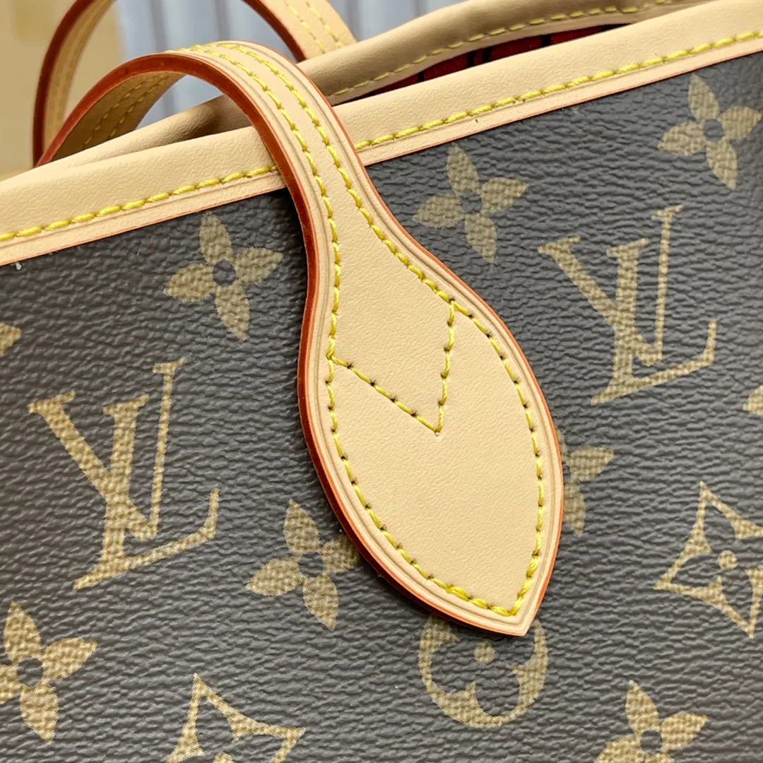 [Upgraded version] P500💰M41177♦️Upgraded version🔔💝with complete packaging🐶 (Laohua/Hongli) NEVERFULL medium handbag Louis Vuitton’s new interpretation of the Neverfull classic handbag, explore the exquisite details inside the bag. Redesigned interior pockets feature fresh fabric linings and vintage details inspired by the Louis Vuitton archives, most notably the detachable zippered clutch, which can be used on its own as a sophisticated clutch or as an additional pocket. Bright lining tones add a more lively feel to Monogram's classic canvas. Dimensions: 31.0 x 28.5 x 17.0 cm