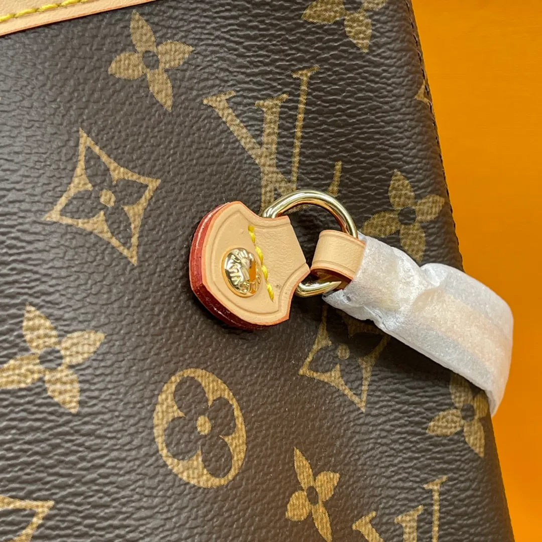 [Upgraded version] P500💰M41177♦️Upgraded version🔔💝with complete packaging🐶 (Laohua/Hongli) NEVERFULL medium handbag Louis Vuitton’s new interpretation of the Neverfull classic handbag, explore the exquisite details inside the bag. Redesigned interior pockets feature fresh fabric linings and vintage details inspired by the Louis Vuitton archives, most notably the detachable zippered clutch, which can be used on its own as a sophisticated clutch or as an additional pocket. Bright lining tones add a more lively feel to Monogram's classic canvas. Dimensions: 31.0 x 28.5 x 17.0 cm
