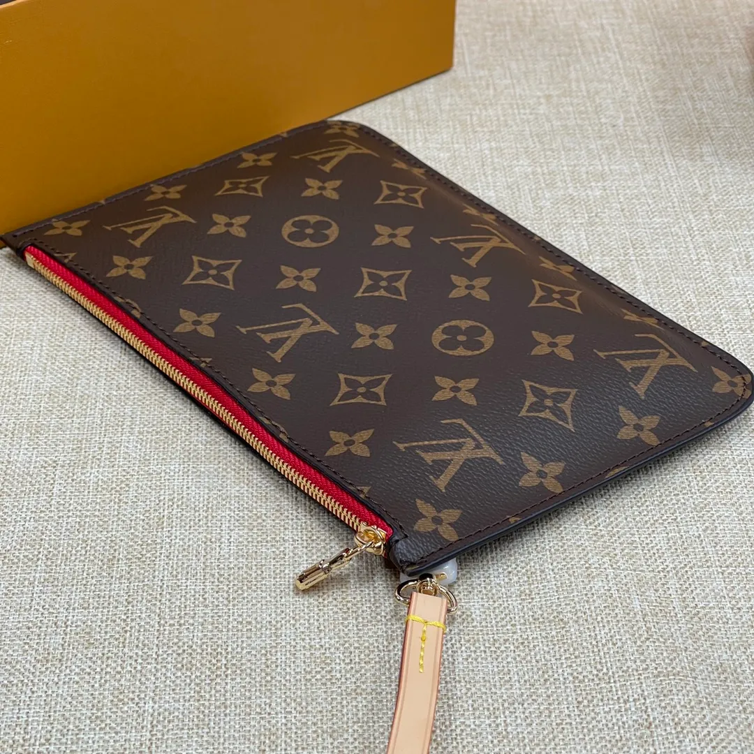 [Upgraded version] P500💰M41177♦️Upgraded version🔔💝with complete packaging🐶 (Laohua/Hongli) NEVERFULL medium handbag Louis Vuitton’s new interpretation of the Neverfull classic handbag, explore the exquisite details inside the bag. Redesigned interior pockets feature fresh fabric linings and vintage details inspired by the Louis Vuitton archives, most notably the detachable zippered clutch, which can be used on its own as a sophisticated clutch or as an additional pocket. Bright lining tones add a more lively feel to Monogram's classic canvas. Dimensions: 31.0 x 28.5 x 17.0 cm
