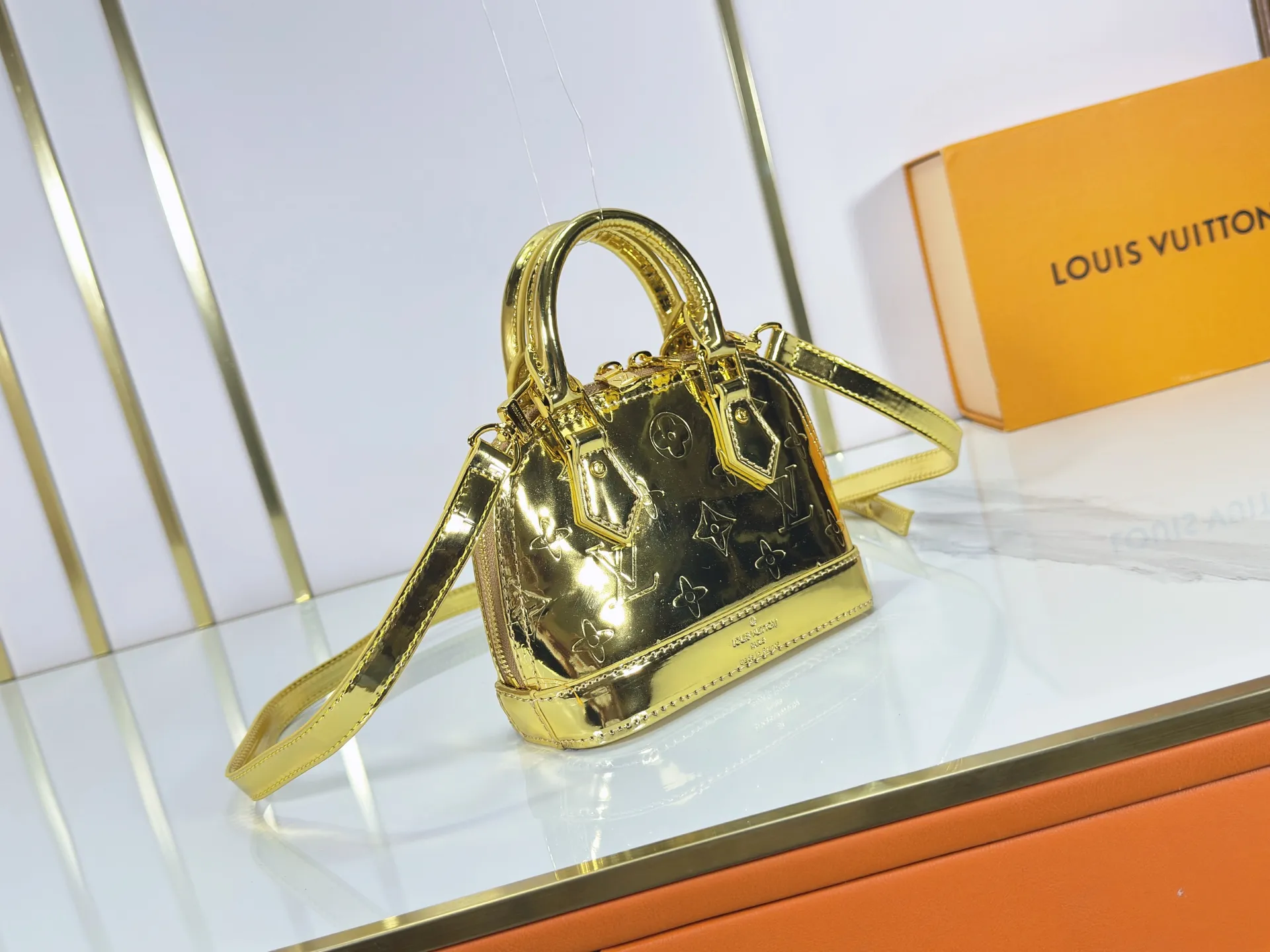 P220 upgraded original M26335 M82717 This Nano Alma handbag highlights the style of the LV Ski series with this season’s technological details. The Monogram Miroir weather-resistant canvas surface is dip-dyed in Silver tones and paired with matching hardware for a dazzling look. Inject retro-futuristic style into any outfit. An LV logo padlock and removable shoulder strap complete the look. Dimensions: 18 x 12 x 8 (cm) ((length x height x width)