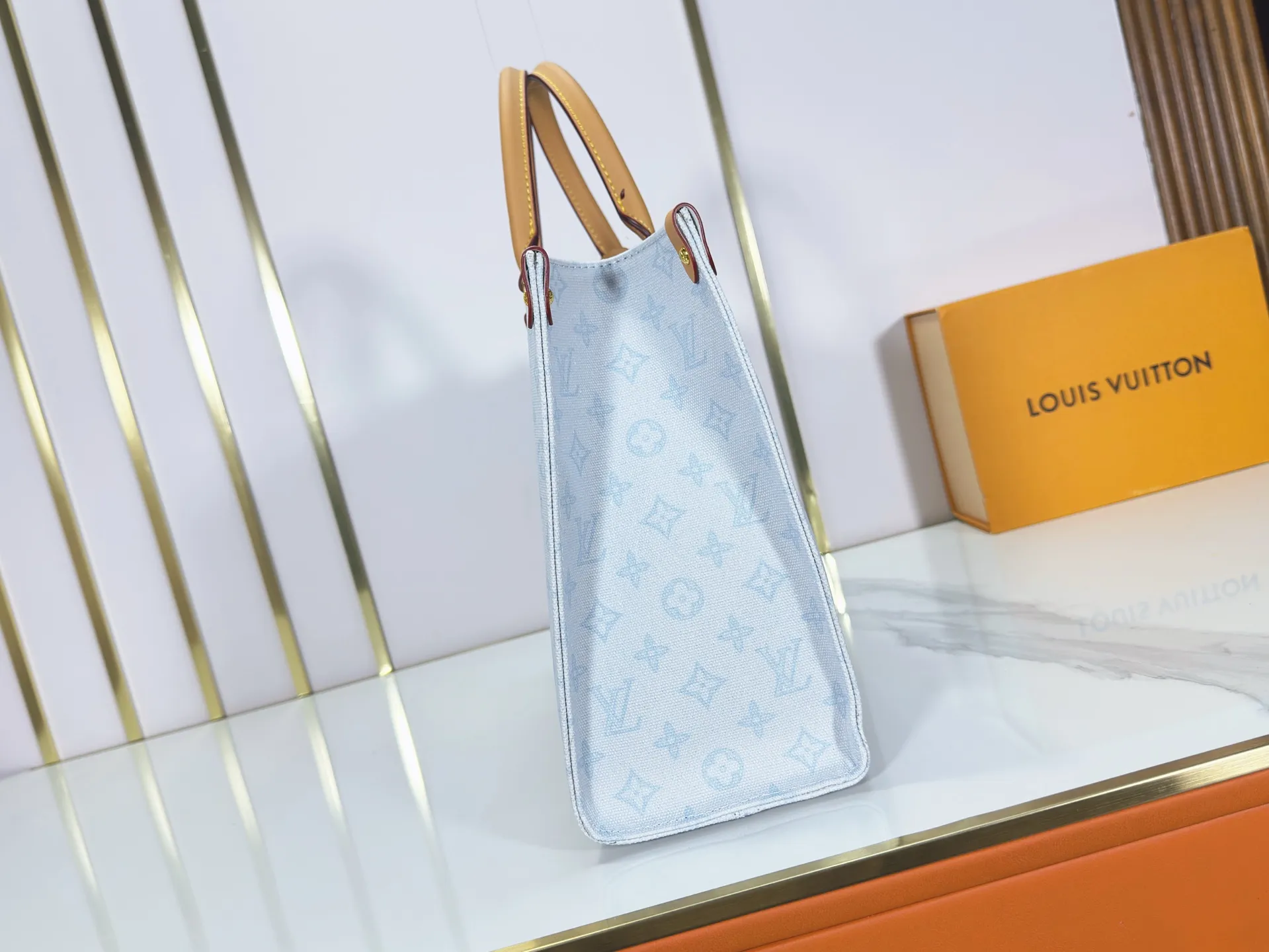 P260 Upgraded original M28289 M45495 M44571 To celebrate the 130th anniversary of the Louis Vuitton Monogram pattern, this OnTheGo medium handbag chooses Monogram Origine Bleu Courrier pattern canvas to reinterpret the classic elements from a retro perspective. The shoulder straps, handles and address plaque are cut out of cowhide, and the striped lining and pockets open to reveal. Zipper bag securely stores valuables. Dimensions: 35 x 27 x 14 (cm) ((length x height x width)