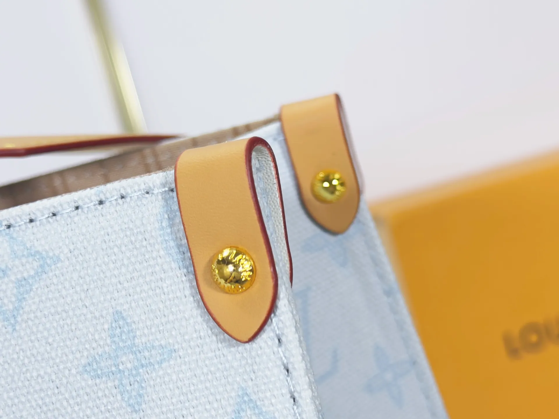 P260 Upgraded original M28289 M45495 M44571 To celebrate the 130th anniversary of the Louis Vuitton Monogram pattern, this OnTheGo medium handbag chooses Monogram Origine Bleu Courrier pattern canvas to reinterpret the classic elements from a retro perspective. The shoulder straps, handles and address plaque are cut out of cowhide, and the striped lining and pockets open to reveal. Zipper bag securely stores valuables. Dimensions: 35 x 27 x 14 (cm) ((length x height x width)