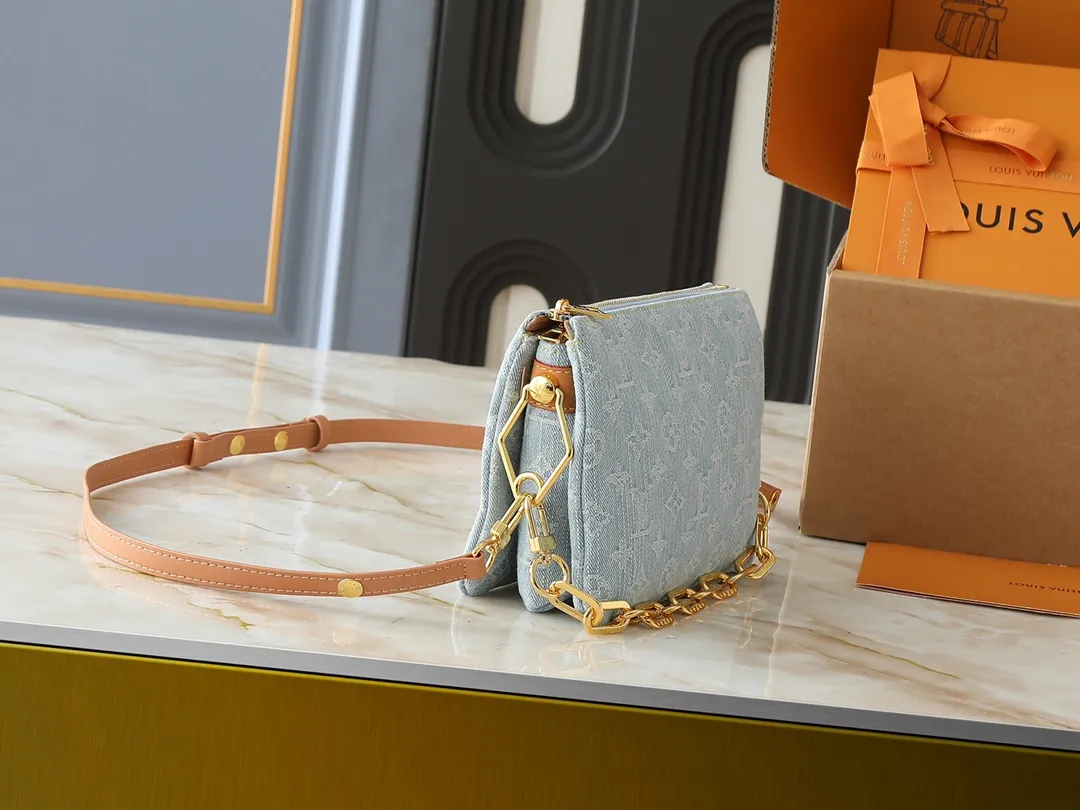 💰240💰Upgraded from the original M59598 M59389 M59396 M13233 M21259 M25218 M20770 M11401 This Coussin BB handbag is made of soft sheep leather with an embossed Monogram pattern. It has an inner compartment in a compact silhouette, making it an elegant choice for both day and night. Both the chunky chain and slim leather strap are removable, allowing for a variety of styling possibilities. Dimensions: 21.0 x 16.0 x 7.0 cm (length x height x width)