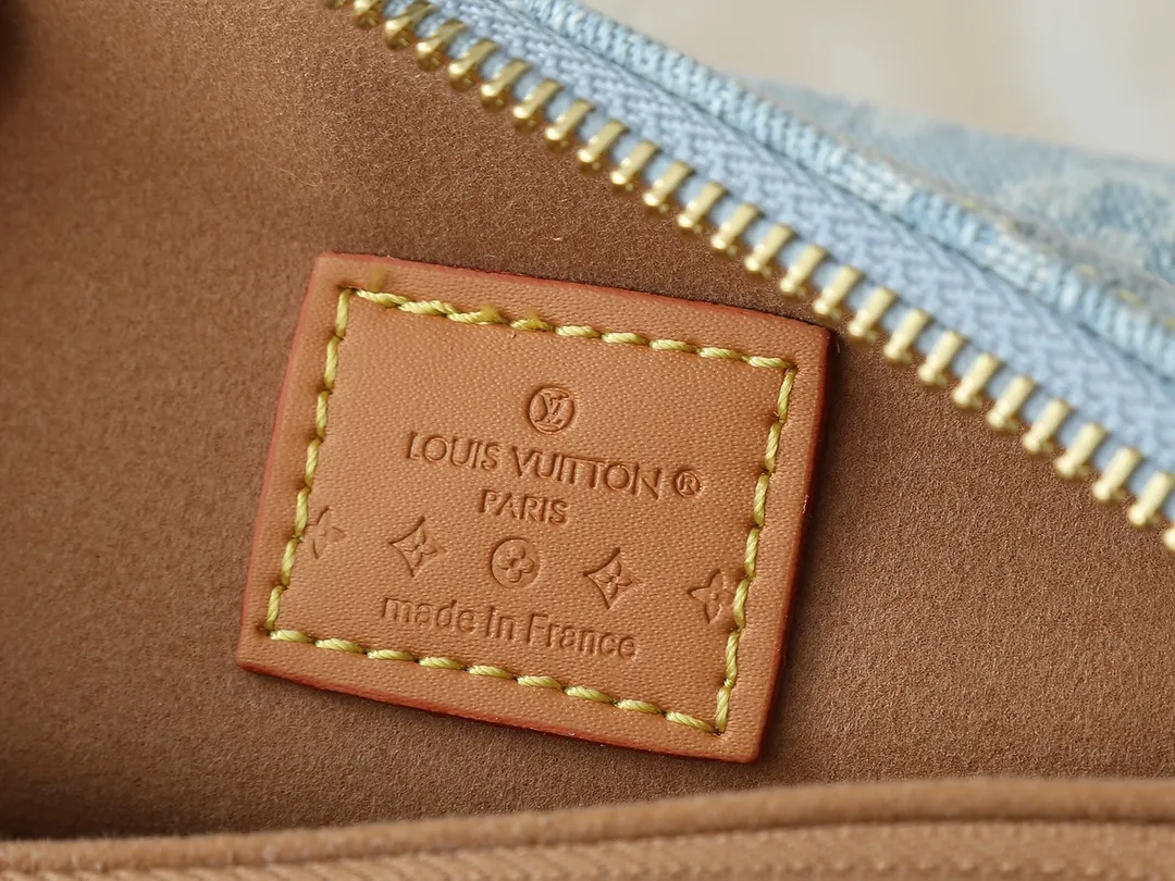 💰240💰Upgraded from the original M59598 M59389 M59396 M13233 M21259 M25218 M20770 M11401 This Coussin BB handbag is made of soft sheep leather with an embossed Monogram pattern. It has an inner compartment in a compact silhouette, making it an elegant choice for both day and night. Both the chunky chain and slim leather strap are removable, allowing for a variety of styling possibilities. Dimensions: 21.0 x 16.0 x 7.0 cm (length x height x width)