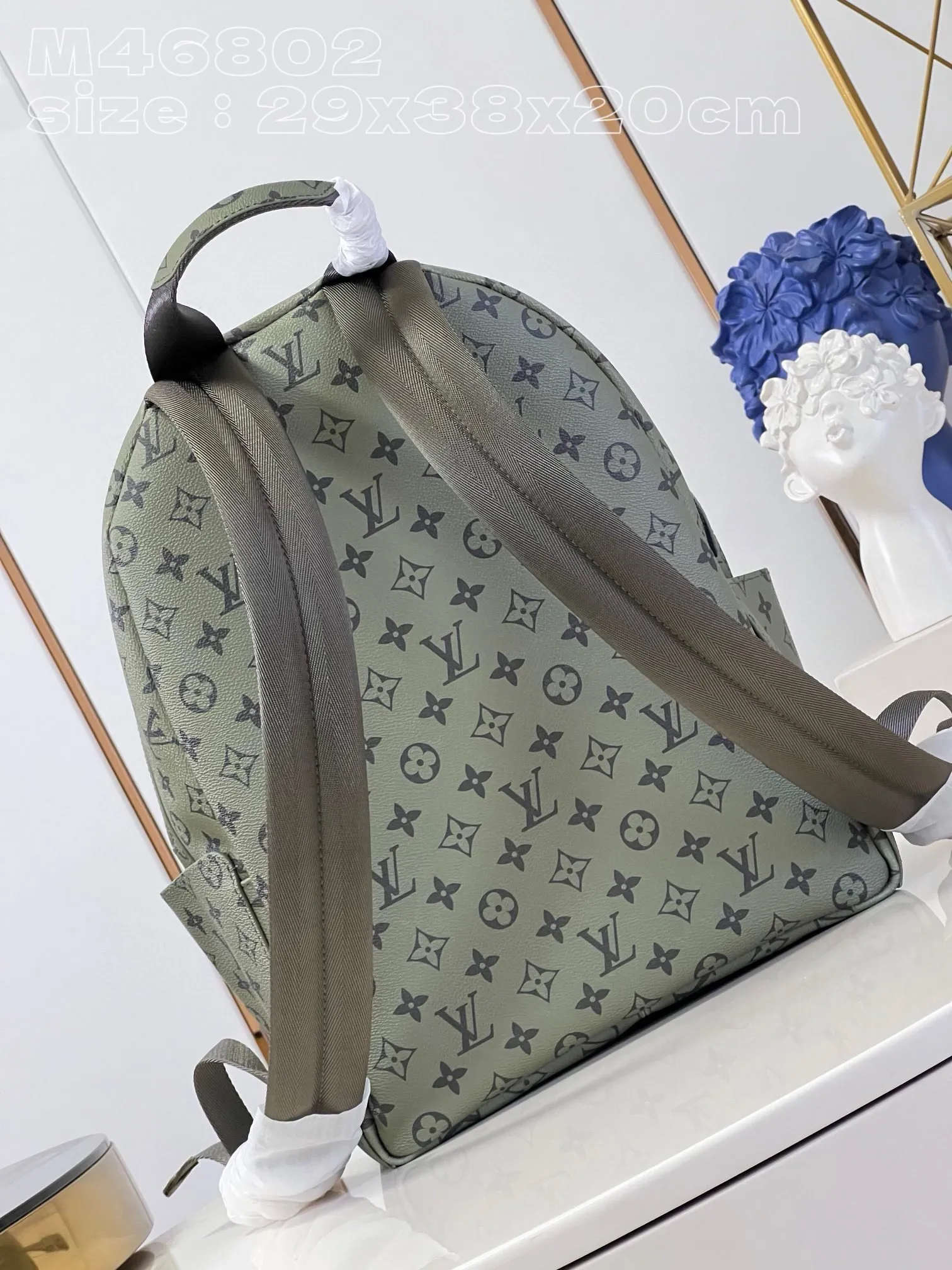 💰1220 Top original item [Exclusive real shot m46802 green] This discovery small backpack is made of monogram coated canvas dip-dyed in earth tones, and then eye-catchingly embellished with the Louis Vuitton logo and detachable nameplate. Featuring roomy front, interior and iPad pockets, it's ideal for everyday use. 29 x 38 x 20 cm (length x height x width) ss