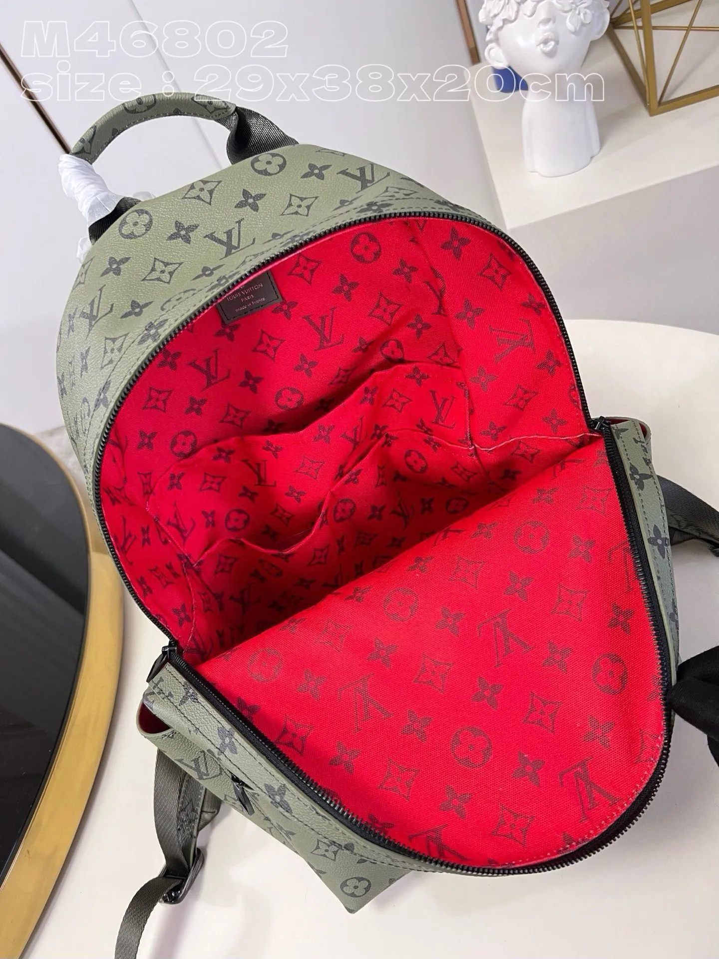 💰1220 Top original item [Exclusive real shot m46802 green] This discovery small backpack is made of monogram coated canvas dip-dyed in earth tones, and then eye-catchingly embellished with the Louis Vuitton logo and detachable nameplate. Featuring roomy front, interior and iPad pockets, it's ideal for everyday use. 29 x 38 x 20 cm (length x height x width) ss