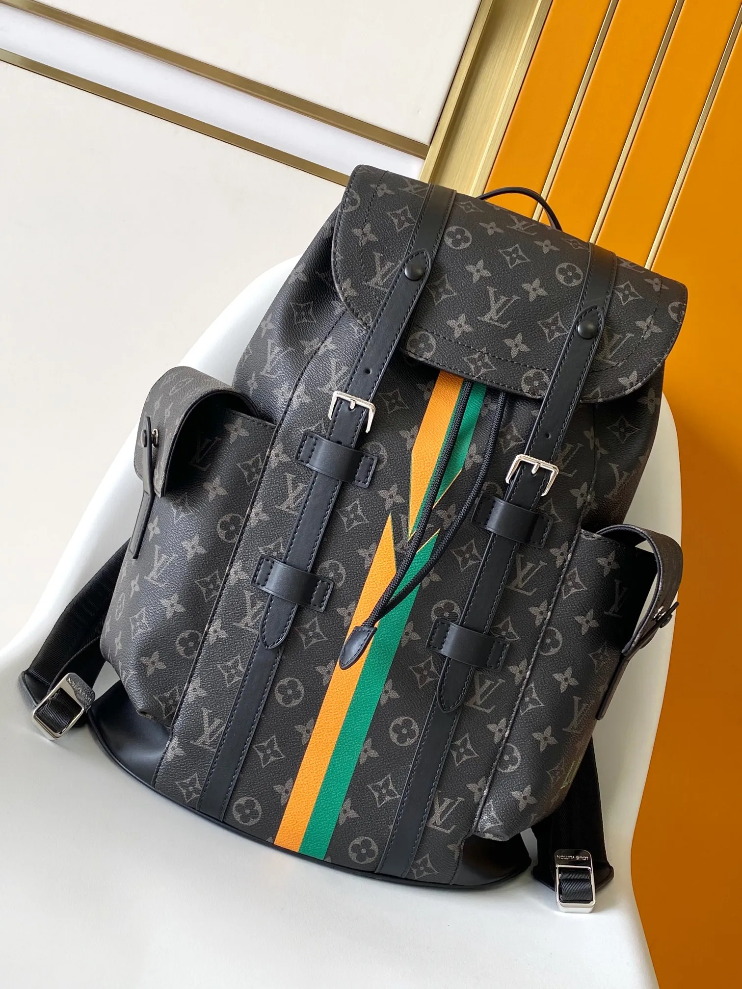 💰1140 Top original single 163c01 chip] Black flower silk screen Presbyopic silk screen M14676 blue N00163 Top original single N40769 M43735 Presbyopic N41379 Black grid M45419 Black and gray multifunctional Christopher small backpack uses Monogram canvas to interpret the rugged and simple spirit of a hiking bag. Its unique style is suitable for both work and entertainment, highlighting a high-quality lifestyle. 41 x 47 x 13 cm (length x height x width)