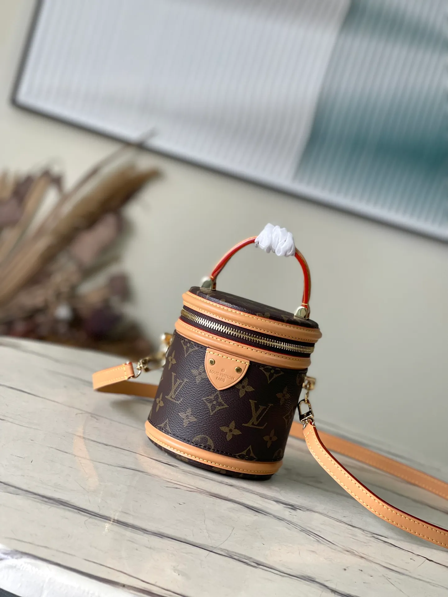 💰840 Top original order M82952 This Nano Cannes handbag is made of Monogram canvas with a round and simple structure. It coincides with makeup design. The leather trim and embossed logo on the label are richly detailed, and the handles and detachable and adjustable shoulder strap allow for a variety of carrying styles. Dimensions: 14.5 × 14 × 12 cm