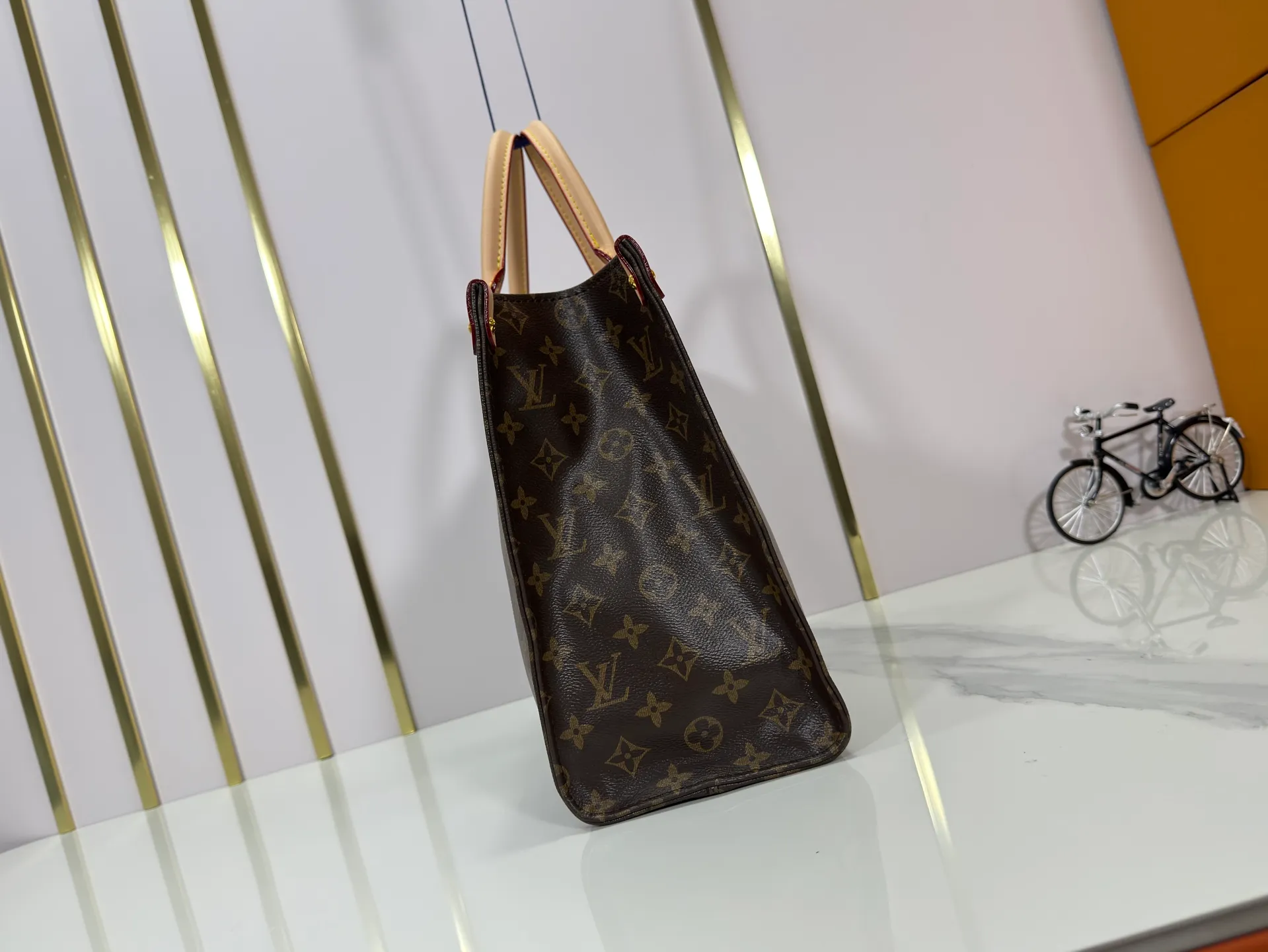 p260 Upgraded original M45321 M45039 M13668 M44571 Louis Vuitton x Murakami reissue series interprets the exquisite version of the OnTheGo handbag with playful touches. Monogram canvas and cow leather establish the brand's classic style, and Murakami's cute and cute panda image is transformed into front and back prints. The detachable and adjustable shoulder strap provides a variety of carrying options, and the zippered interior pocket keeps personal items safe and secure. Dimensions: 34.0 x 26.0 x 13.0 cm (length x height x width)
