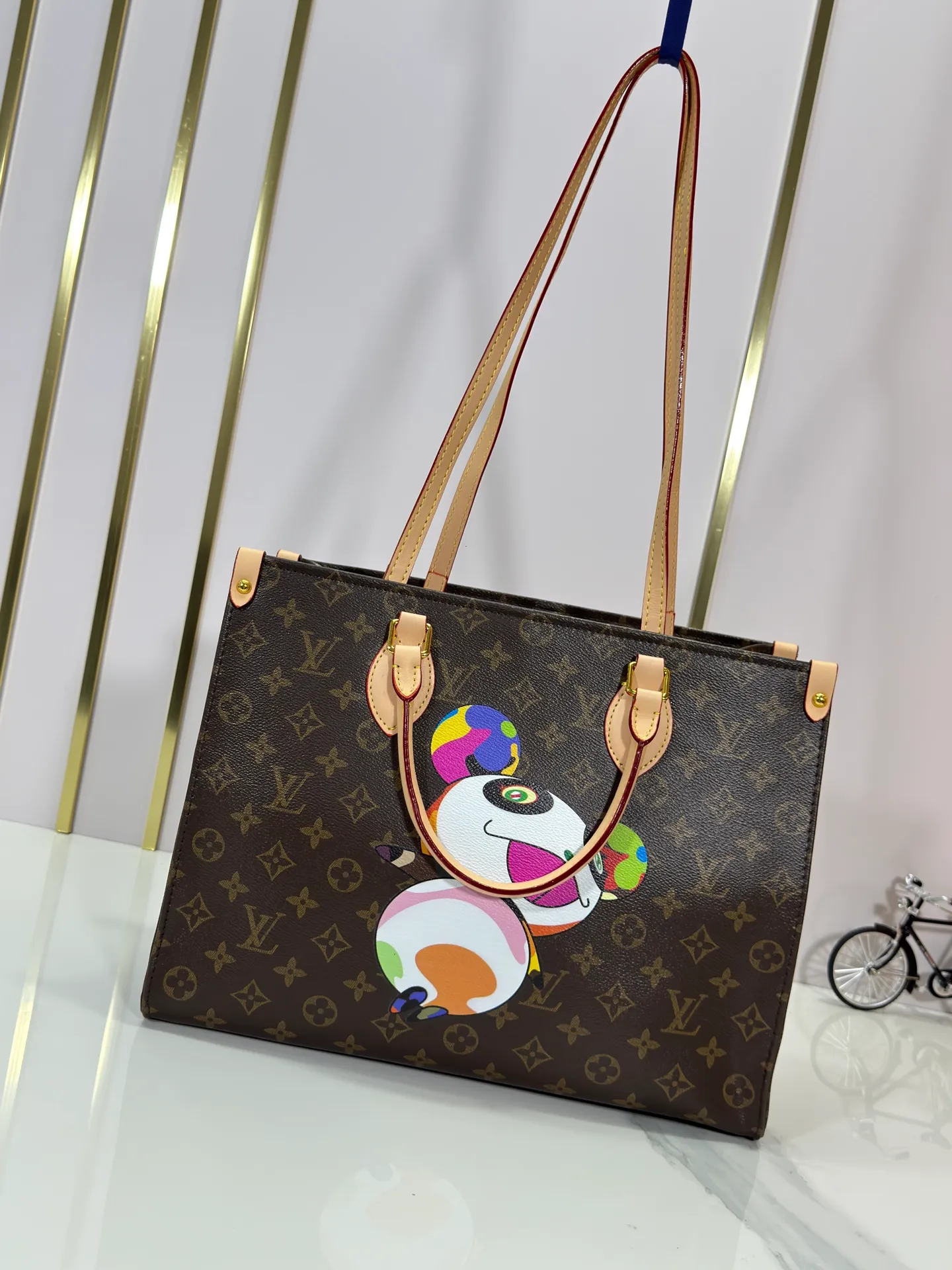 p260 Upgraded original M45321 M45039 M13668 M44571 Louis Vuitton x Murakami reissue series interprets the exquisite version of the OnTheGo handbag with playful touches. Monogram canvas and cow leather establish the brand's classic style, and Murakami's cute and cute panda image is transformed into front and back prints. The detachable and adjustable shoulder strap provides a variety of carrying options, and the zippered interior pocket keeps personal items safe and secure. Dimensions: 34.0 x 26.0 x 13.0 cm (length x height x width)
