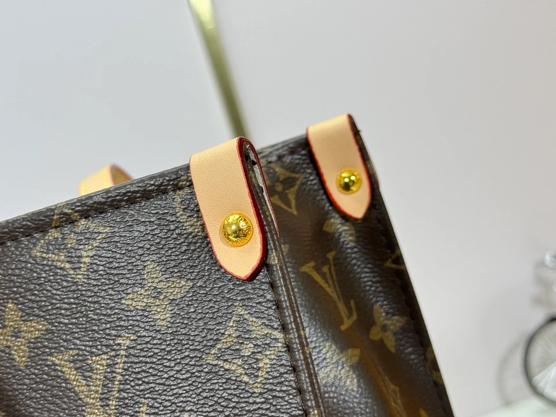 p260 Upgraded original M45321 M45039 M13668 M44571 Louis Vuitton x Murakami reissue series interprets the exquisite version of the OnTheGo handbag with playful touches. Monogram canvas and cow leather establish the brand's classic style, and Murakami's cute and cute panda image is transformed into front and back prints. The detachable and adjustable shoulder strap provides a variety of carrying options, and the zippered interior pocket keeps personal items safe and secure. Dimensions: 34.0 x 26.0 x 13.0 cm (length x height x width)