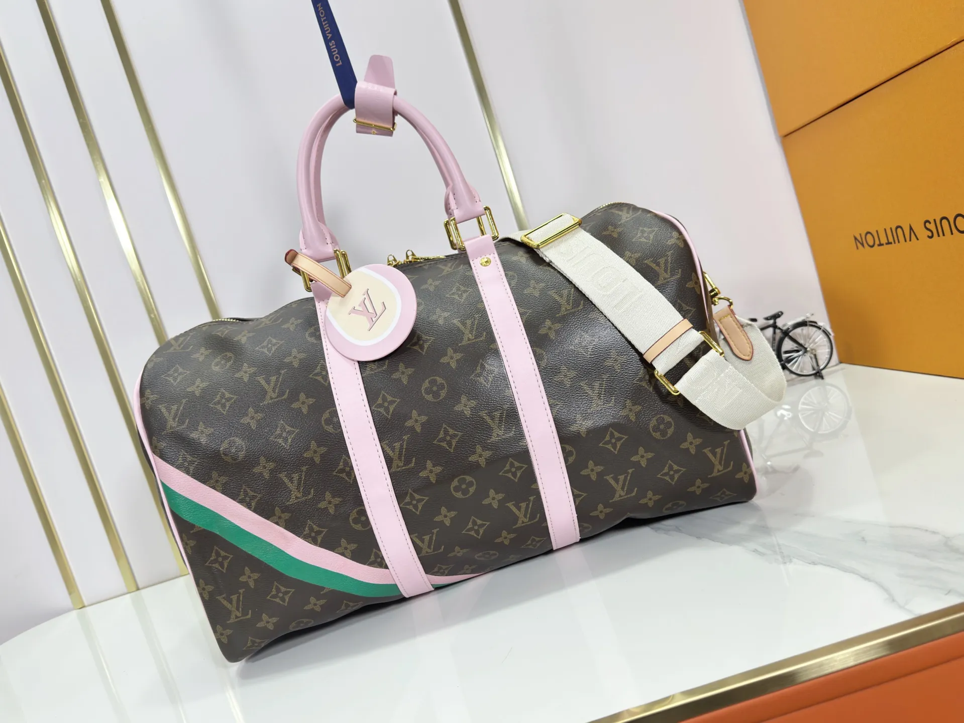 P340 M25822 M41416 This Keepall Bandouliere 45 travel bag is from the tennis series. It is a Monogram canvas bag decorated with colorful stripes and LV tennis-shaped decoration, with bright leather details. The carry-on size includes plenty of space, and the detachable shoulder strap makes it easy to carry on the shoulder or cross-body. Size: 45x27x20cm