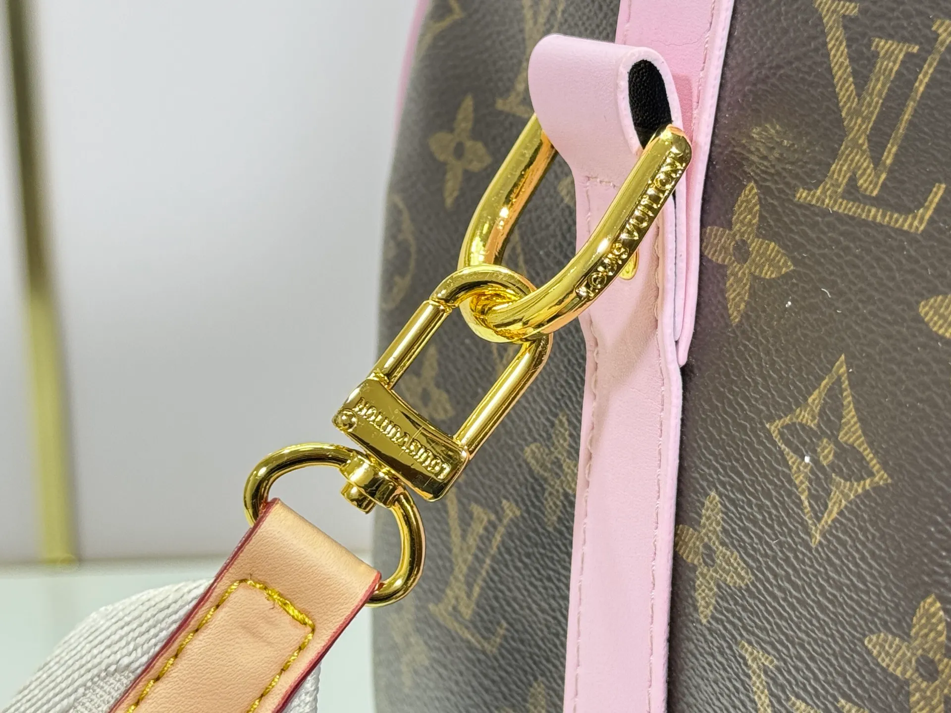 P340 M25822 M41416 This Keepall Bandouliere 45 travel bag is from the tennis series. It is a Monogram canvas bag decorated with colorful stripes and LV tennis-shaped decoration, with bright leather details. The carry-on size includes plenty of space, and the detachable shoulder strap makes it easy to carry on the shoulder or cross-body. Size: 45x27x20cm